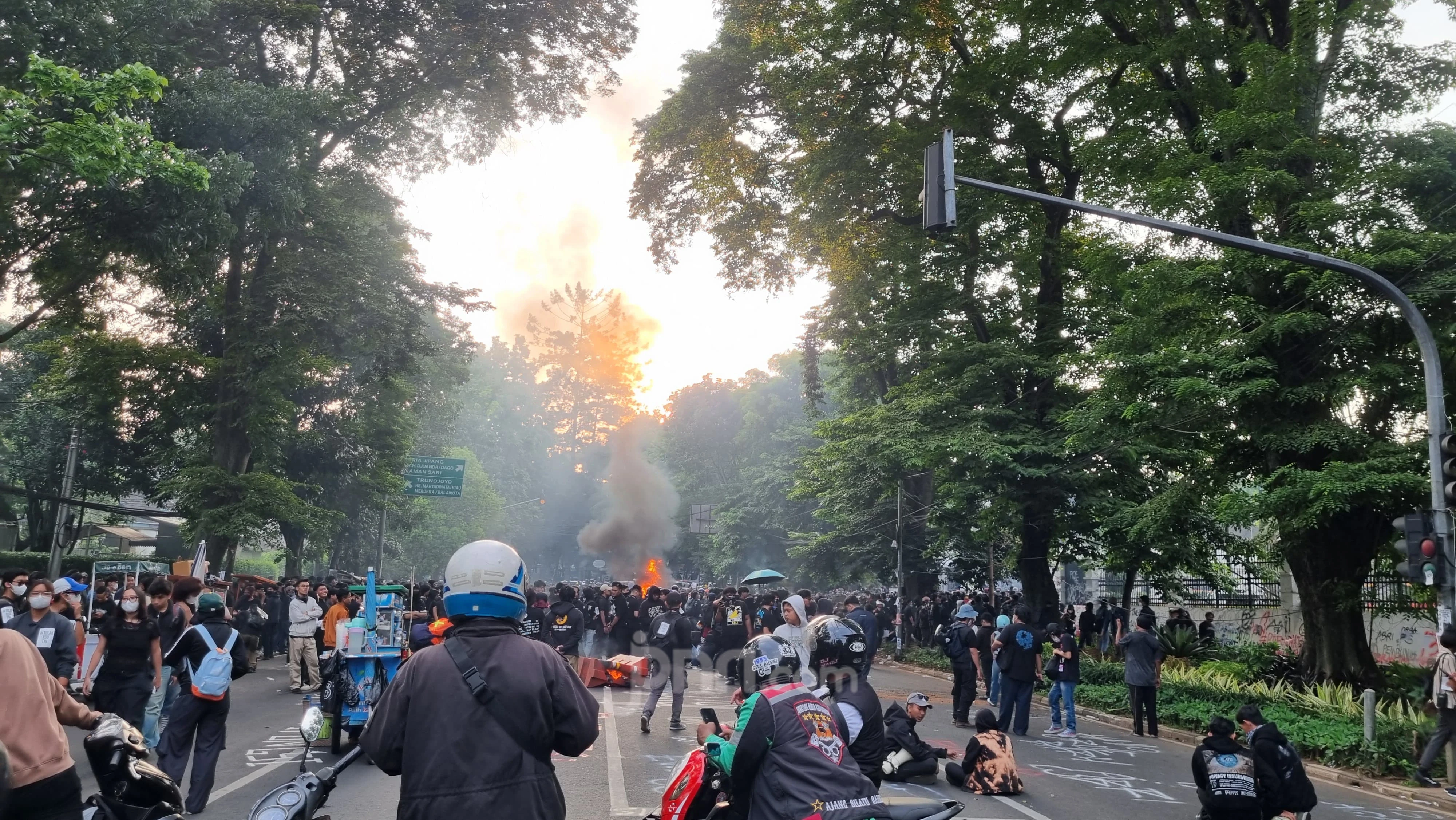 Demo di DPRD Jabar, Mak-Mak Bandung pun Turun Aksi