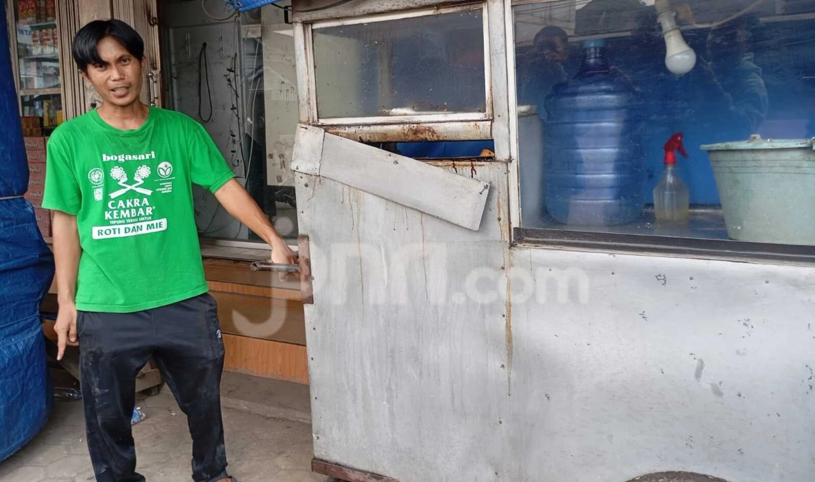 Driver Taksi Online di Palembang Tabrak Gerobak Penjual Gorengan