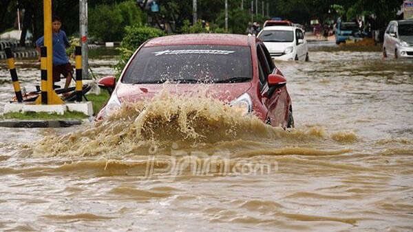 Diguyur Hujan Deras Seharian, Wilayah Selatan Karawang Dilanda Banjir Bandang