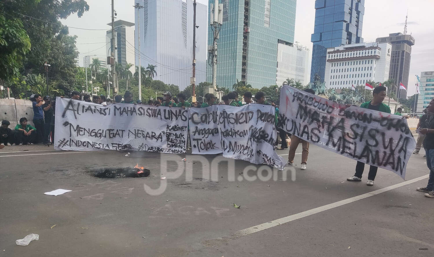 Demonstrasi Indonesia Gelap, Mahasiswa Bawa Spanduk Bertuliskan Prabowo Omon-Omon