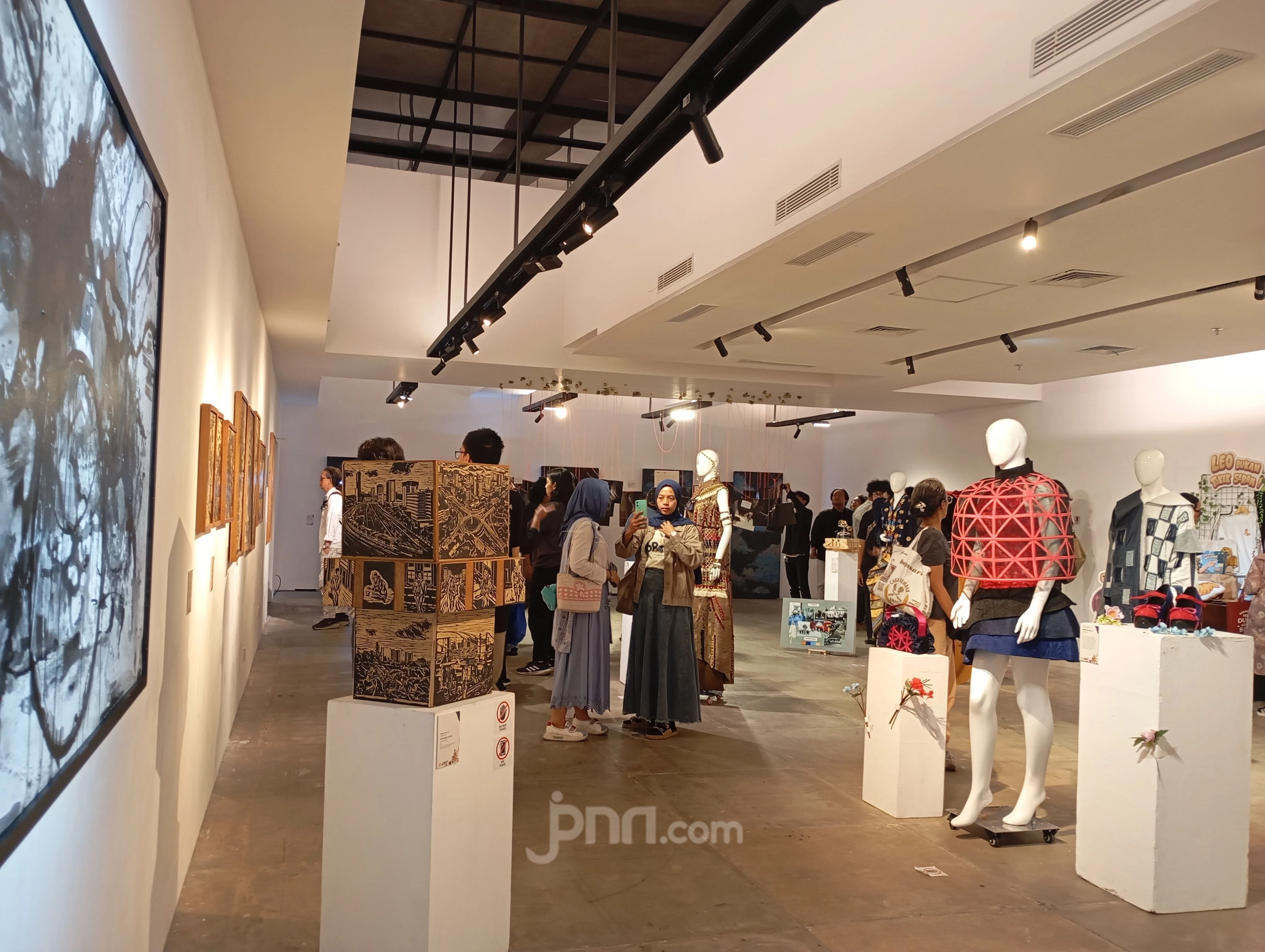 Angkat Tema 'Tinggal Ketok', Puluhan Karya Mahasiswa FSRD IKJ Dipamerkan di TIM