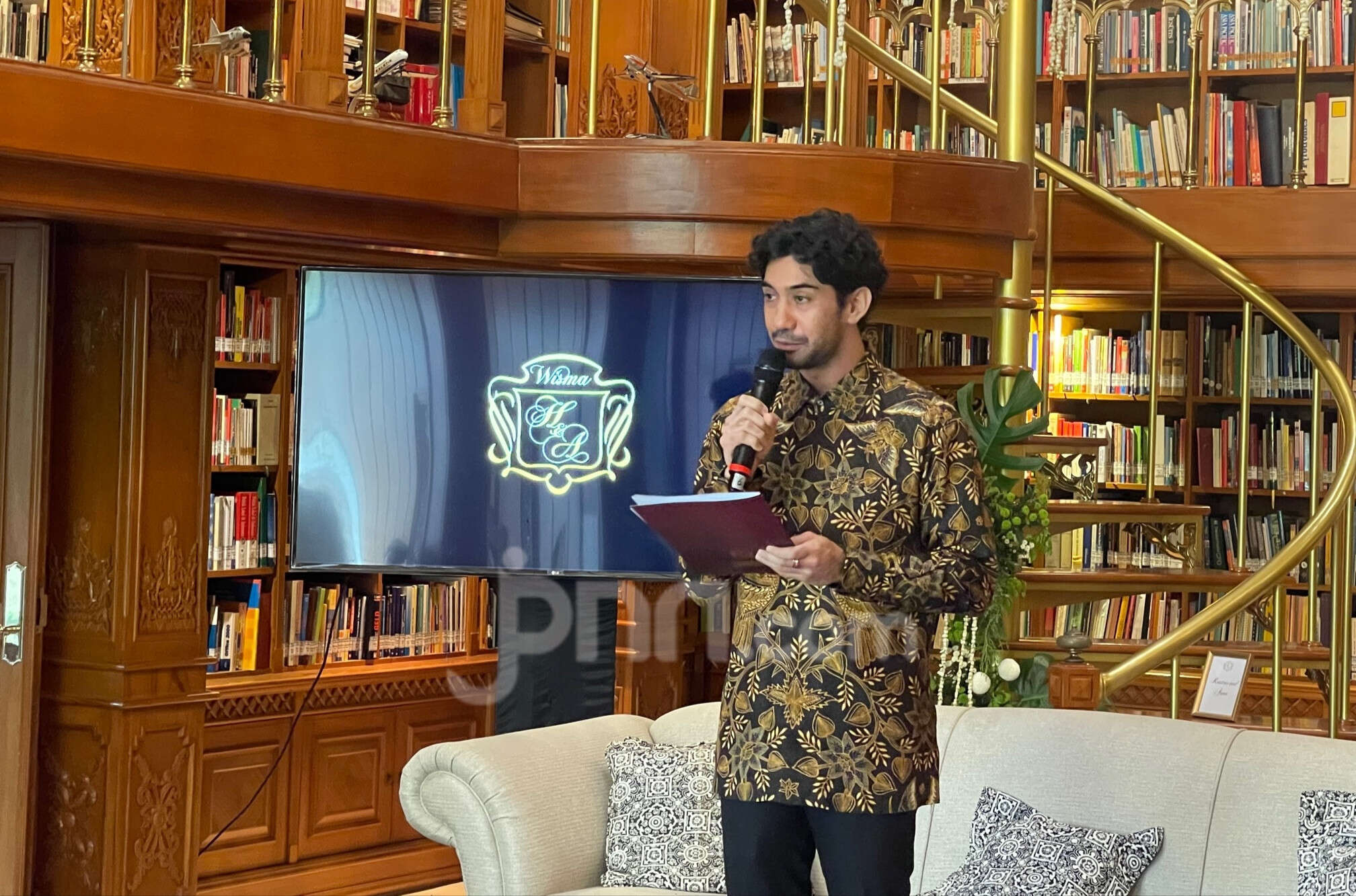 Reza Rahadian Mengajak Publik untuk Mengunjungi Wisma Habibie & Ainun