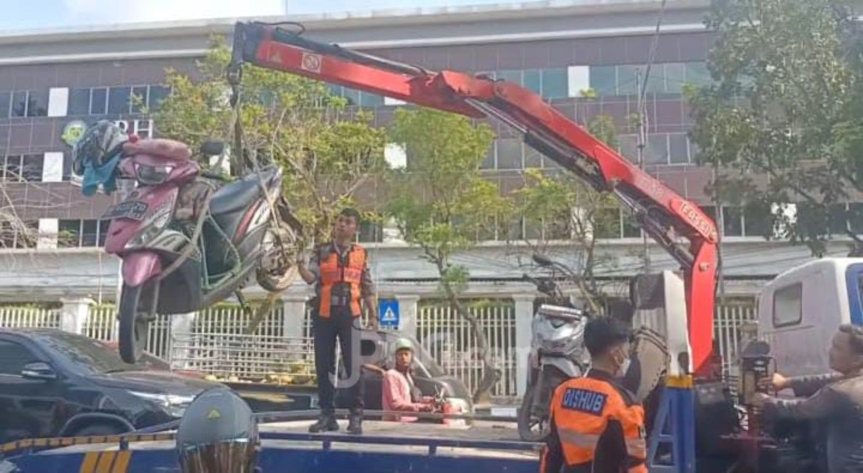 Parkir Sembarang di RS Siloam, 9 Kendaraan Diangkut Dishub Palembang