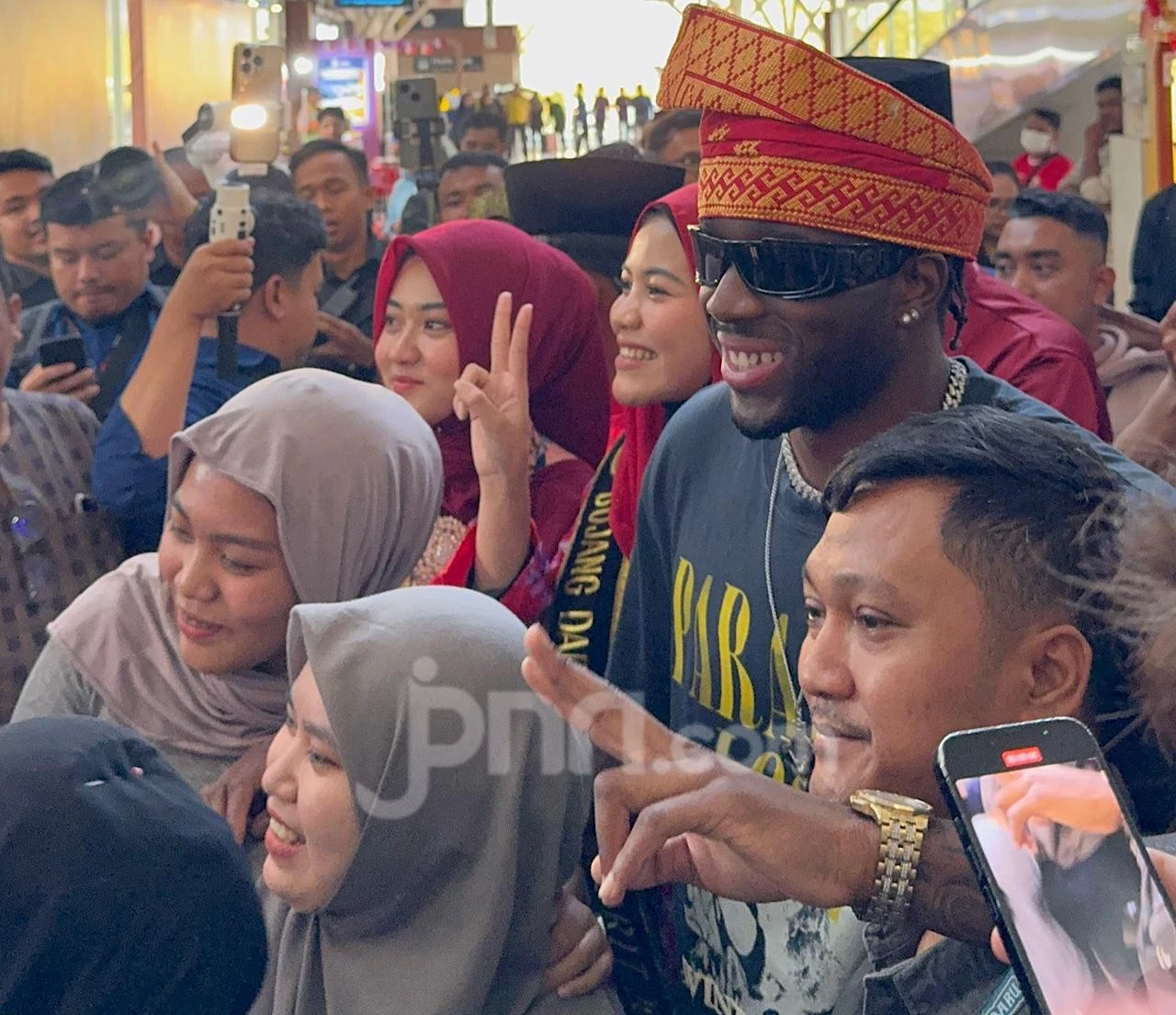 Tiba di Pekanbaru, Melly Mike Disambut Meriah, Tidak Sabar Lihat Pacu Jalur