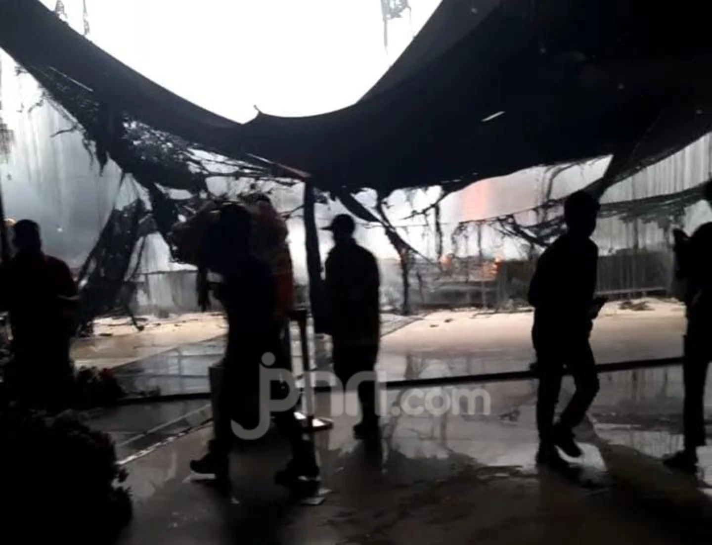 Gedung Serbaguna RM Sri Melayu Palembang Terbakar, Panggung Pernikahan Hangus