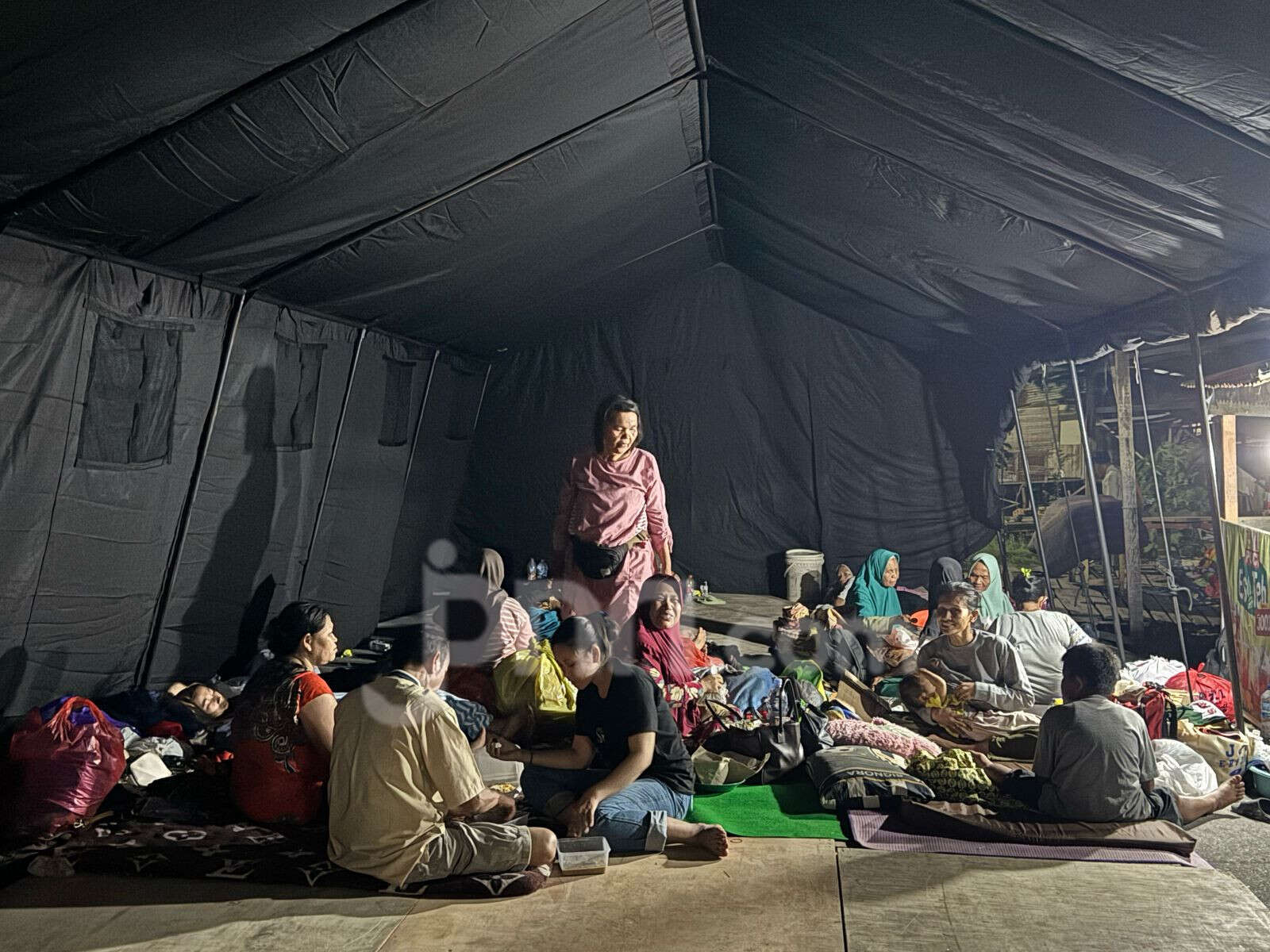 Bermalam di Pengungsian, Wali Kota Pekanbaru Cek Kondisi Korban Banjir