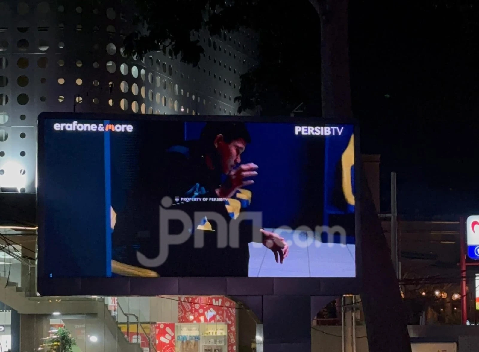 Persib Umumkan Pemain Baru Via Videotron di Jalan Dago