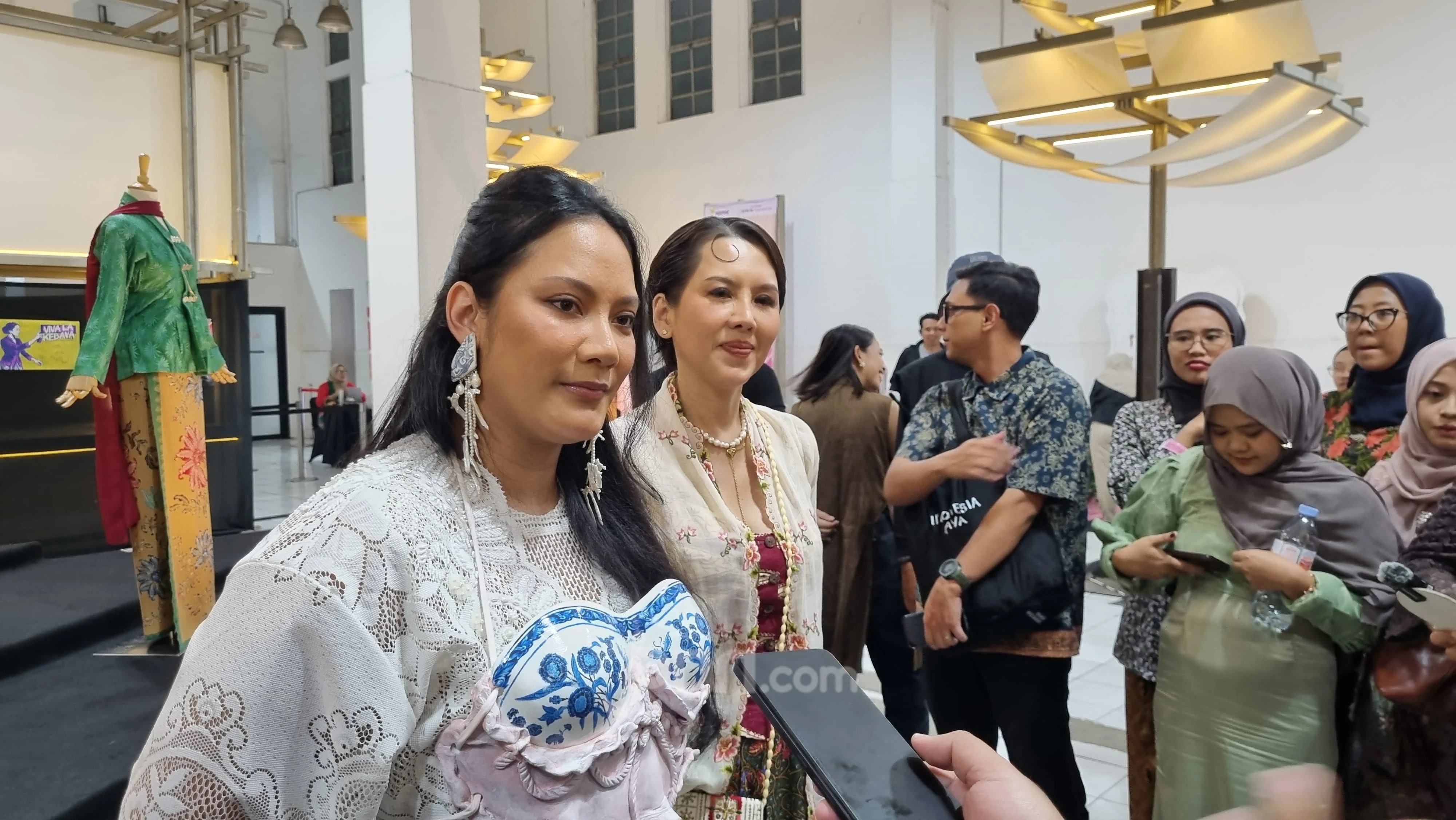 Tara Basro Bagikan Tip Memadukan Kebaya Agar Tetap Kece