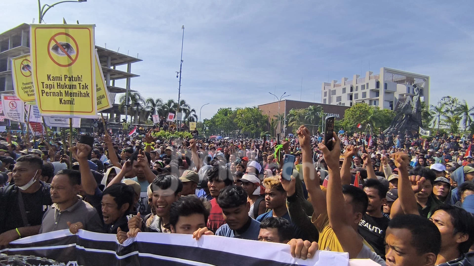 Ribuan Warga dari TNTN Gelar Demo di Depan Kantor Gubernur Riau, Ini Tuntutan Mereka