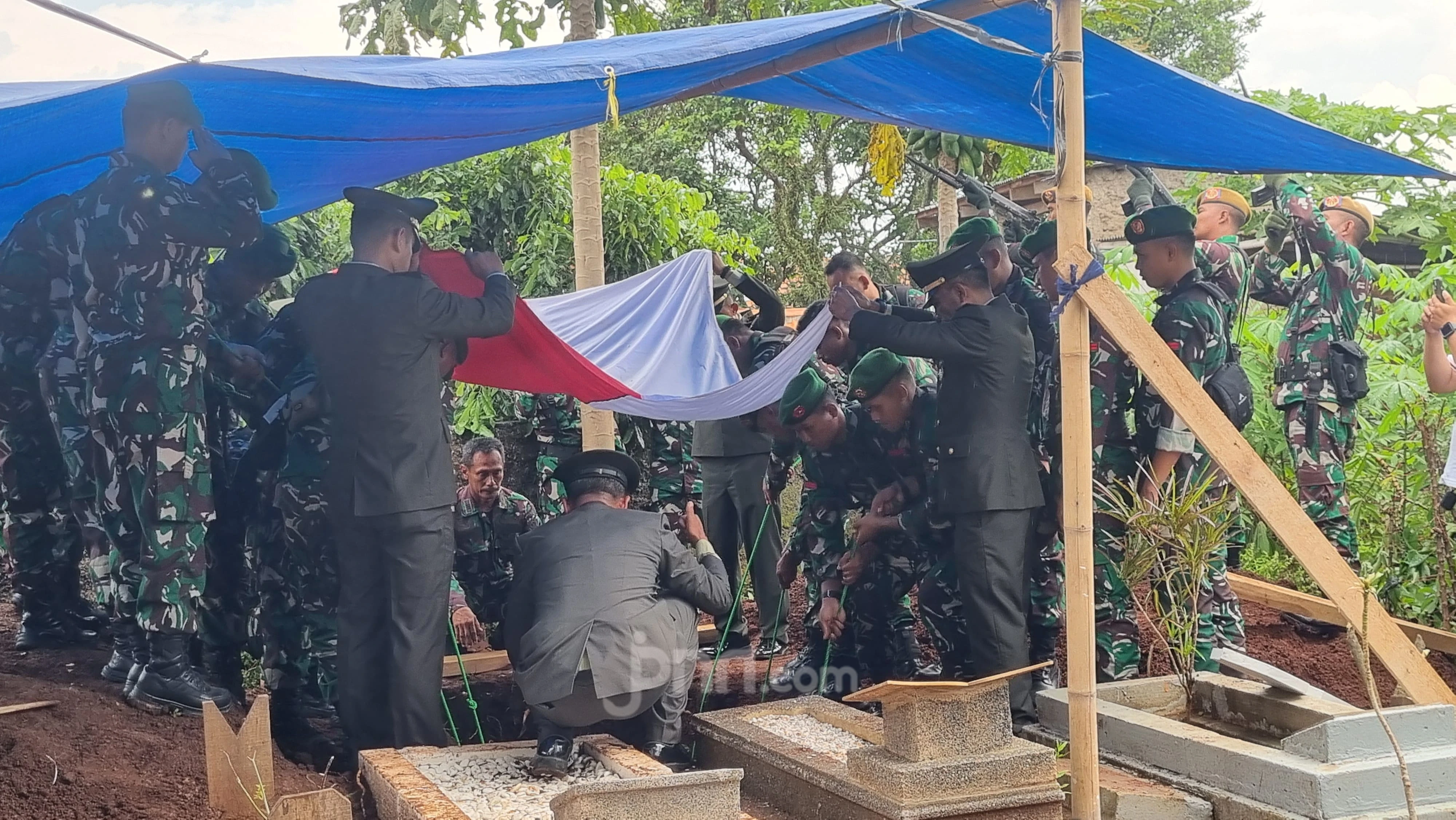Tembakan Salvo Iringi Pemakaman Almarhum Mayor (Cpl) Anda Rohanda