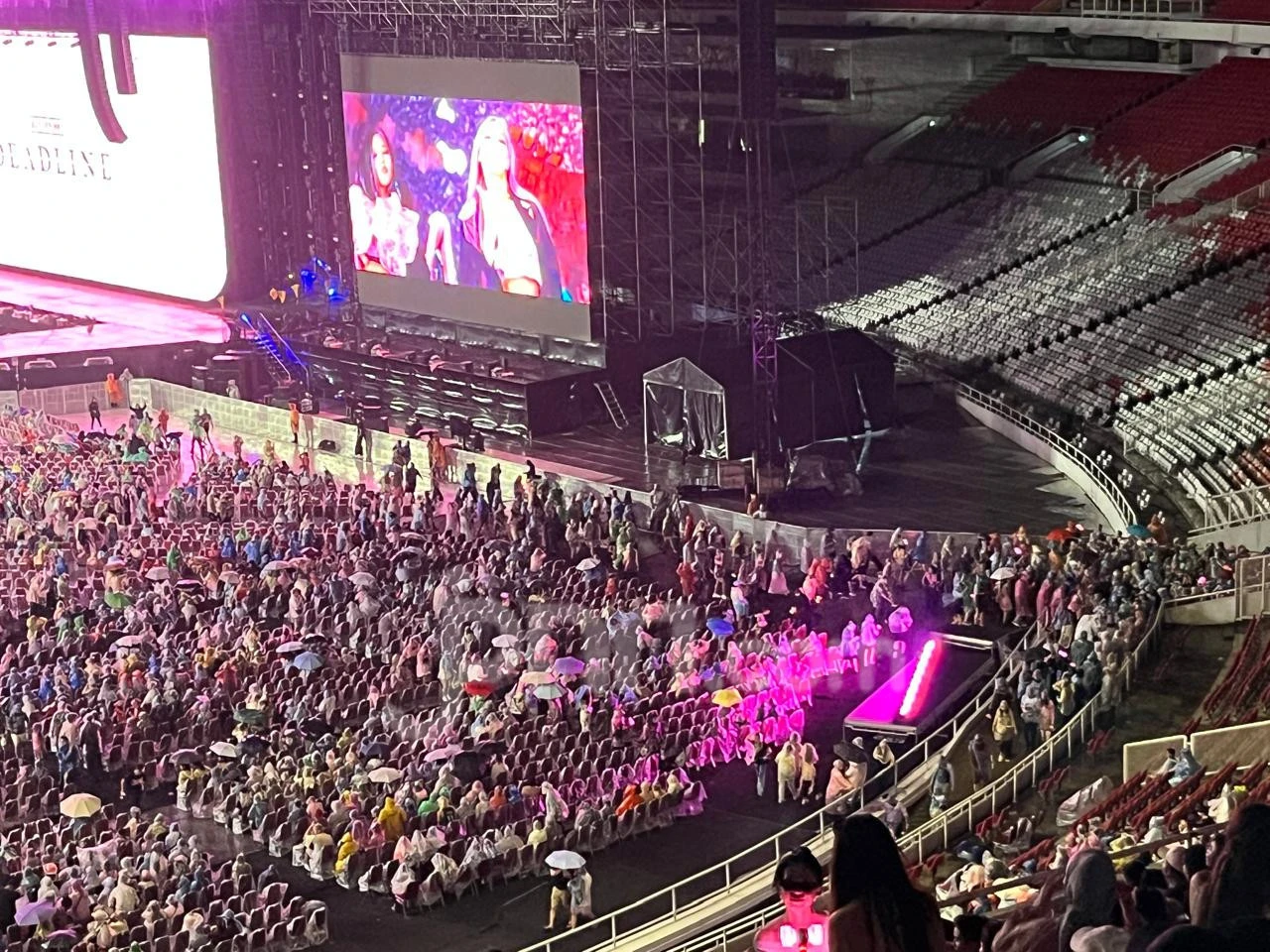 Konser BLACKPINK Diguyur Hujan, Penonton Tetap Antusias