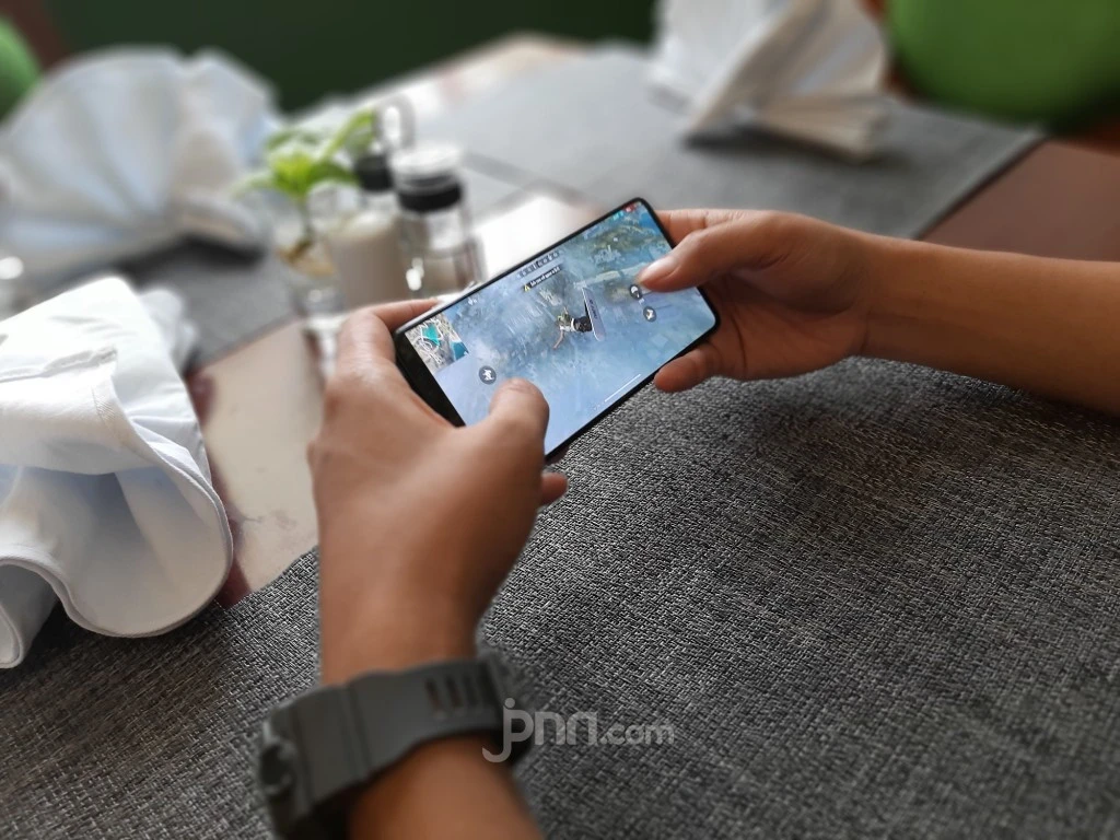 Dari Smartphone, OnePlus Mengembangkan Konsol Gim Genggam