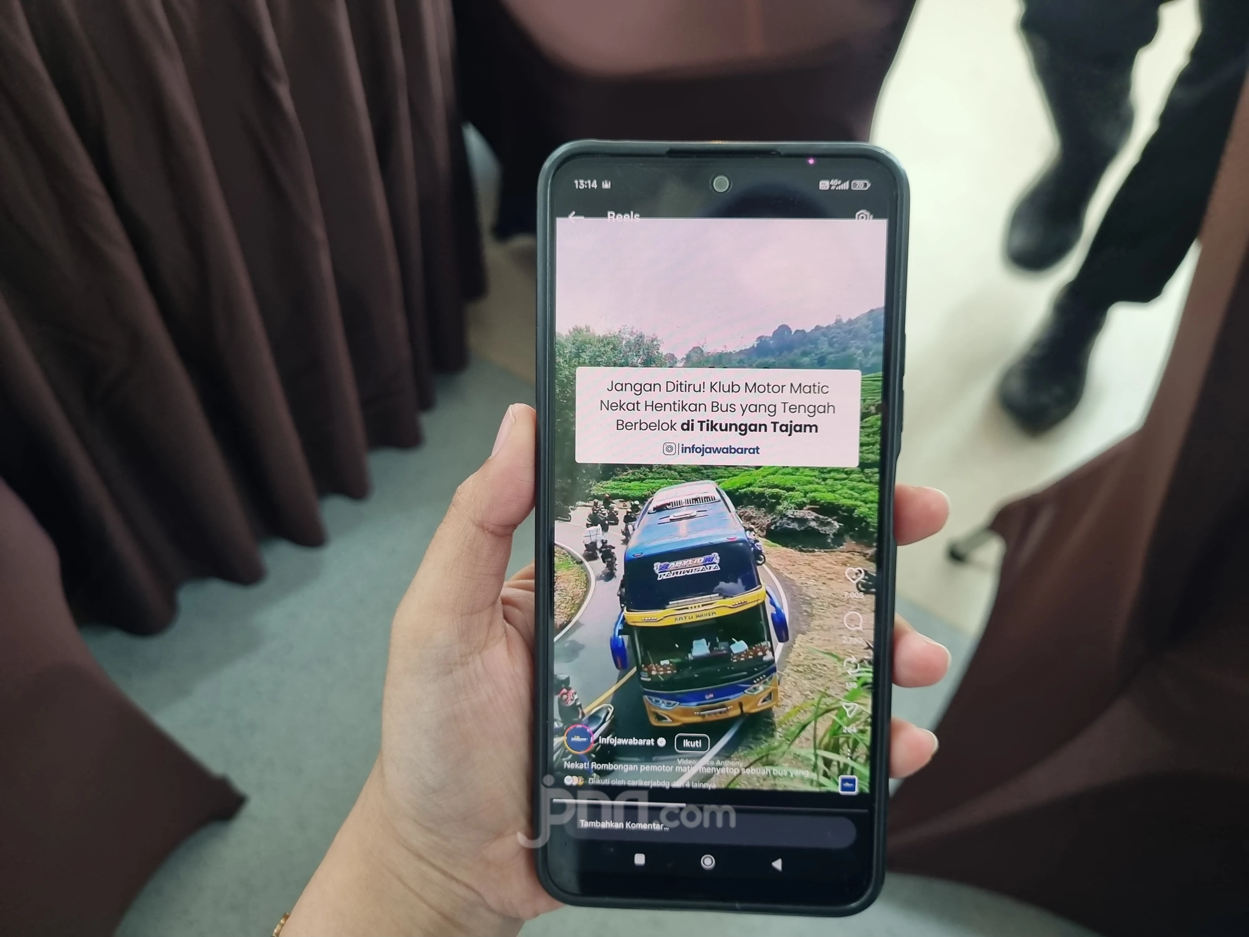 Pengin Lewat, Komunitas Motor Setop Bus Pariwisata di Tikungan Ciwidey