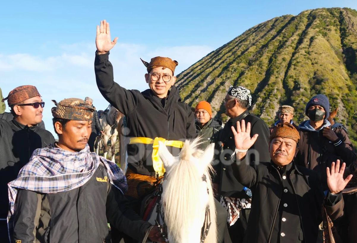 Dukun Pandita Serahkan Penghargaan, Fadli Zon Jadi Warga Kehormatan & Sesepuh Tengger