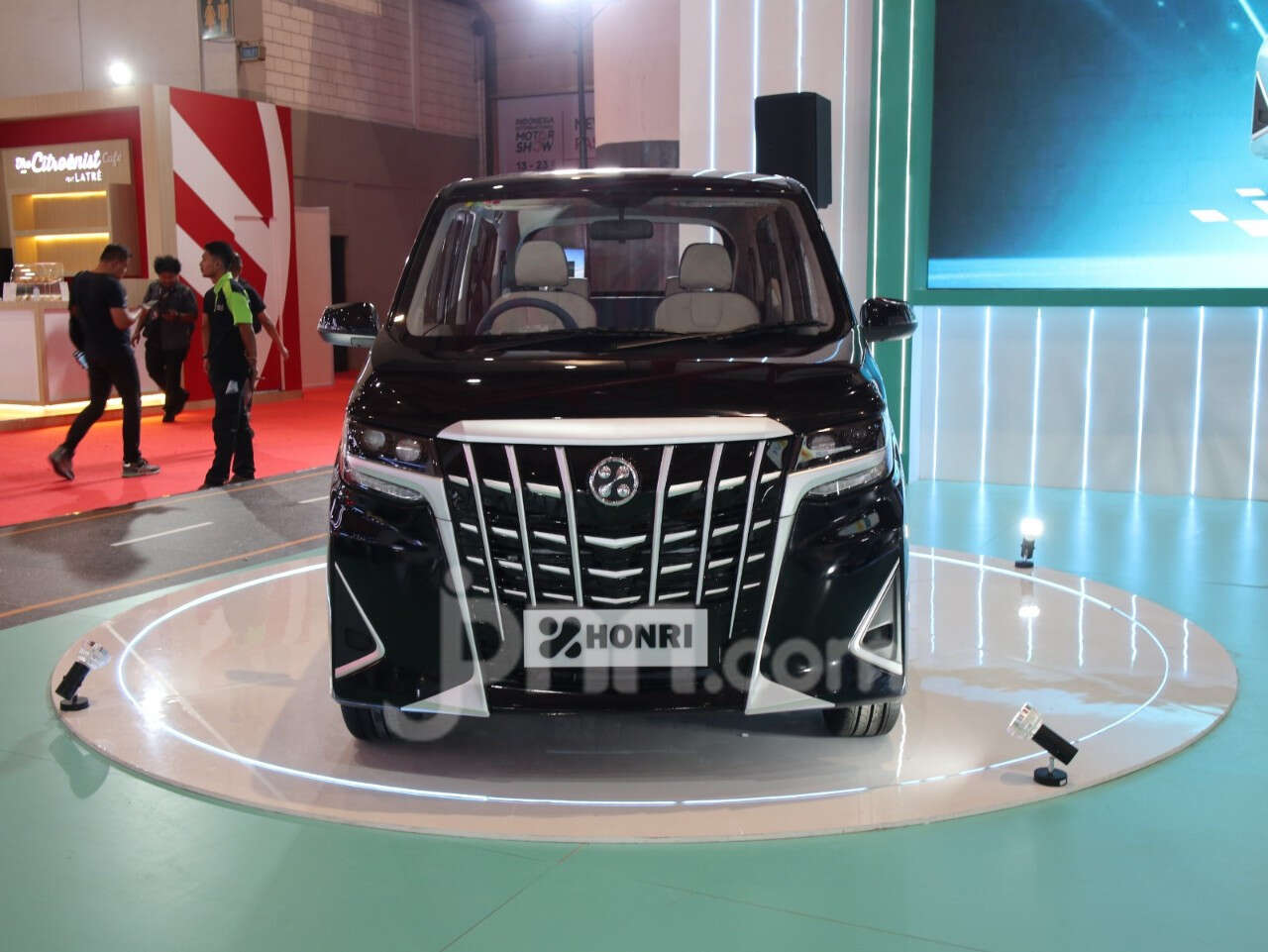 IIMS 2025: Tampang Mirip Alphard, Honri Boma EV Bisa Menjelajah Sejauh 225 Km