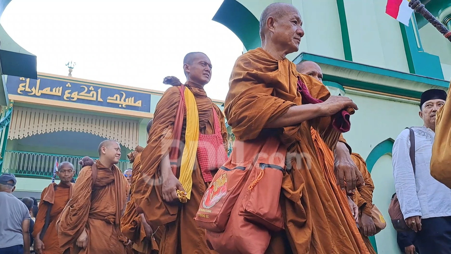 Kala Bhikkhu Thudong Singgah di Masjid Agung Semarang: Wujud Persaudaraan Lintas Iman