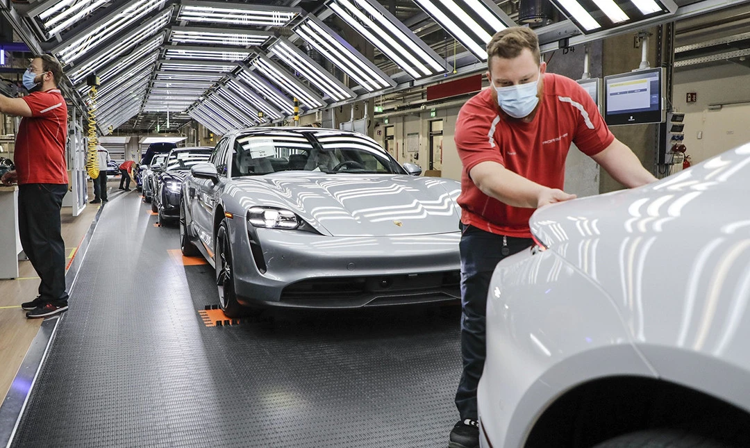 Porsche Kembangkan Teknologi Bodi Mobil Berubah Warna Secara Otomatis