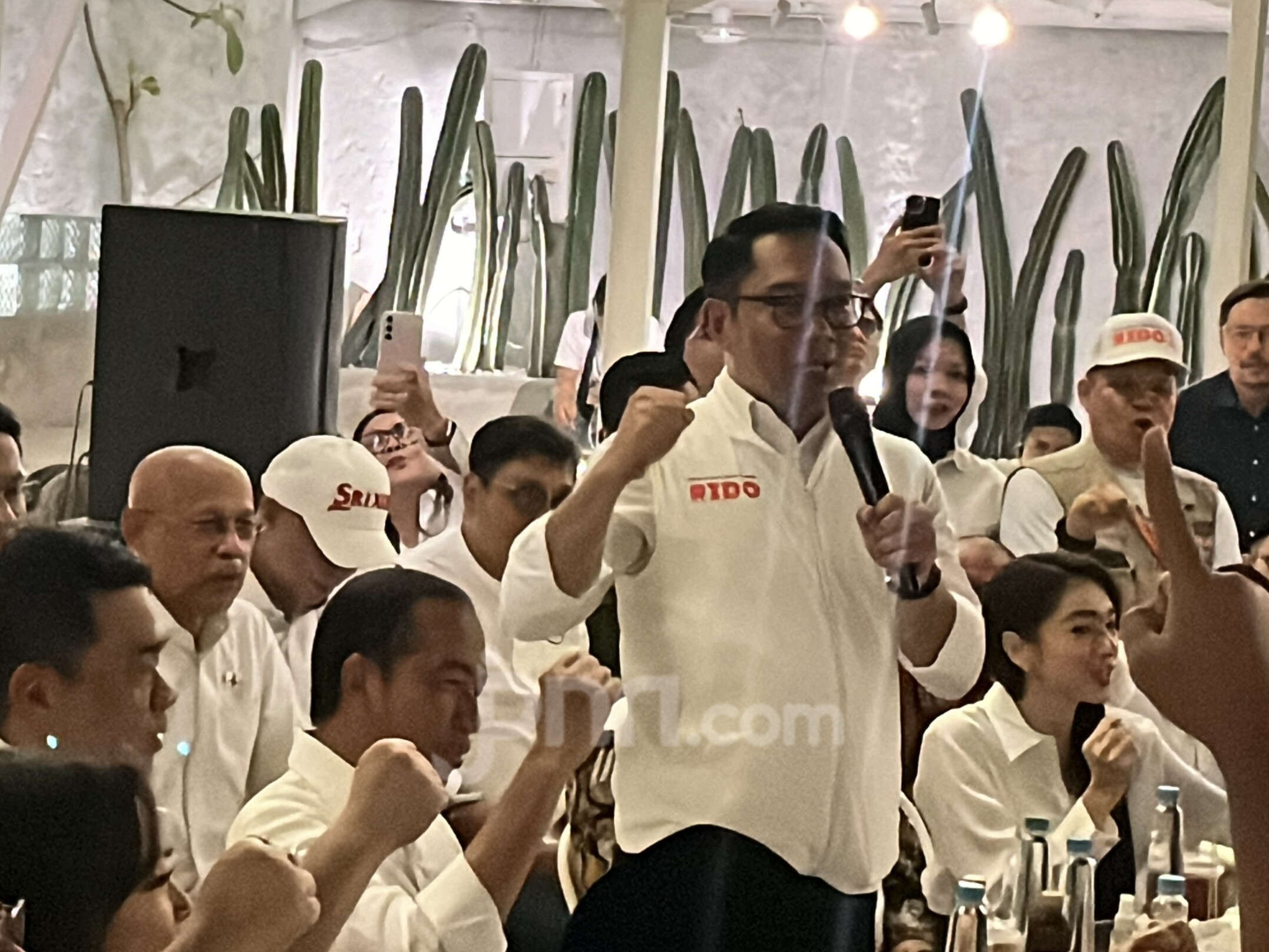 Momen Jokowi Bersemangat Ucapkan Yel-Yel Ridwan Kamil Menang