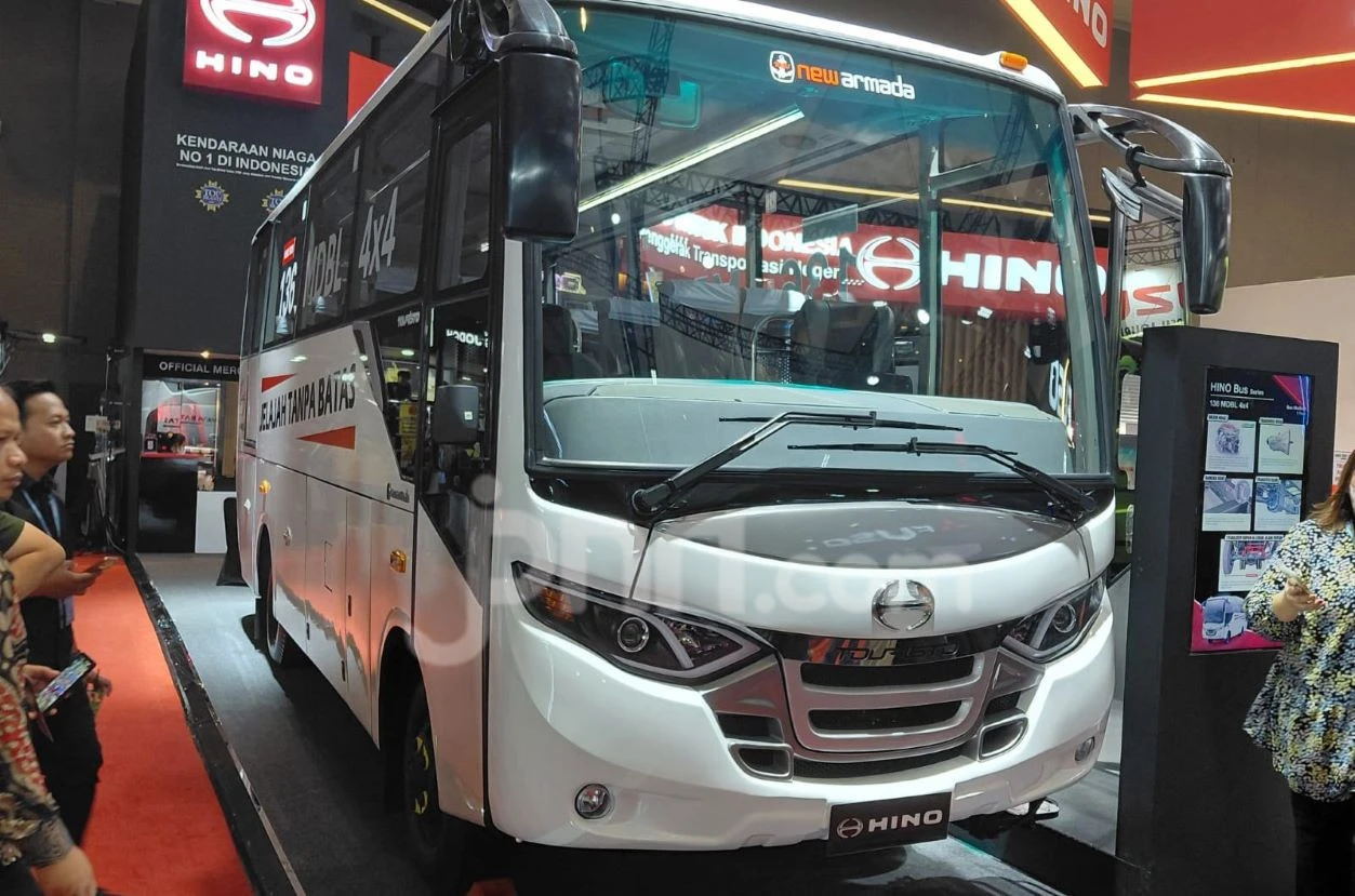 Hadir di GIICOMVEC 2026, Hino Meluncurkan Bus Berpenggerak 4x4 Terbaru