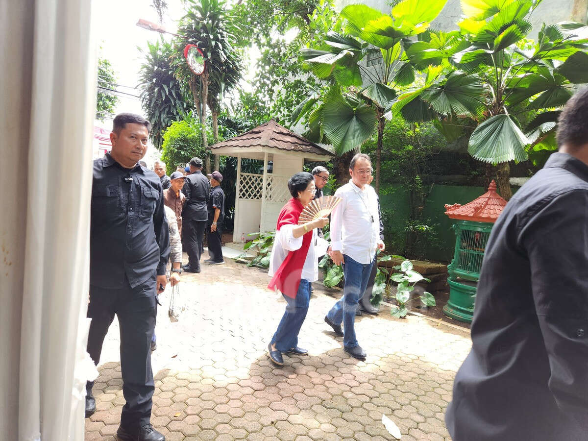 Prananda Prabowo dan Pramono Dampingi Megawati Mencoblos di Kebagusan