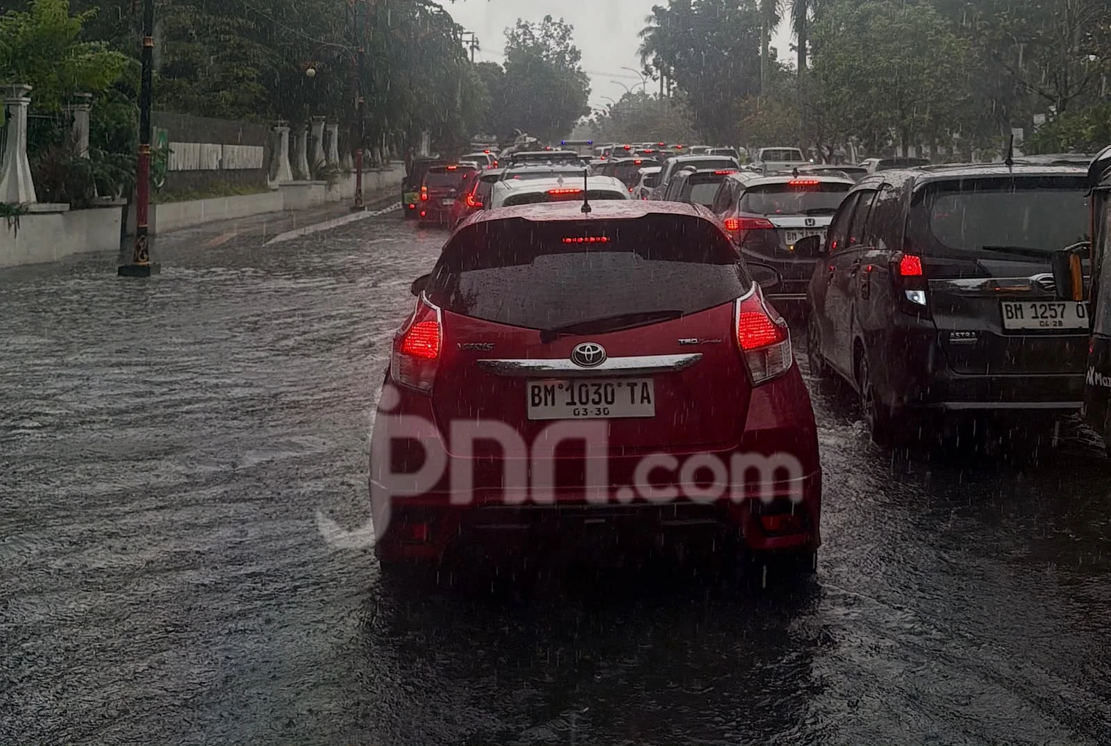 Banjir di Dekat Rumah Plt Gubernur Riau, Jalan Diponegoro Macet Total