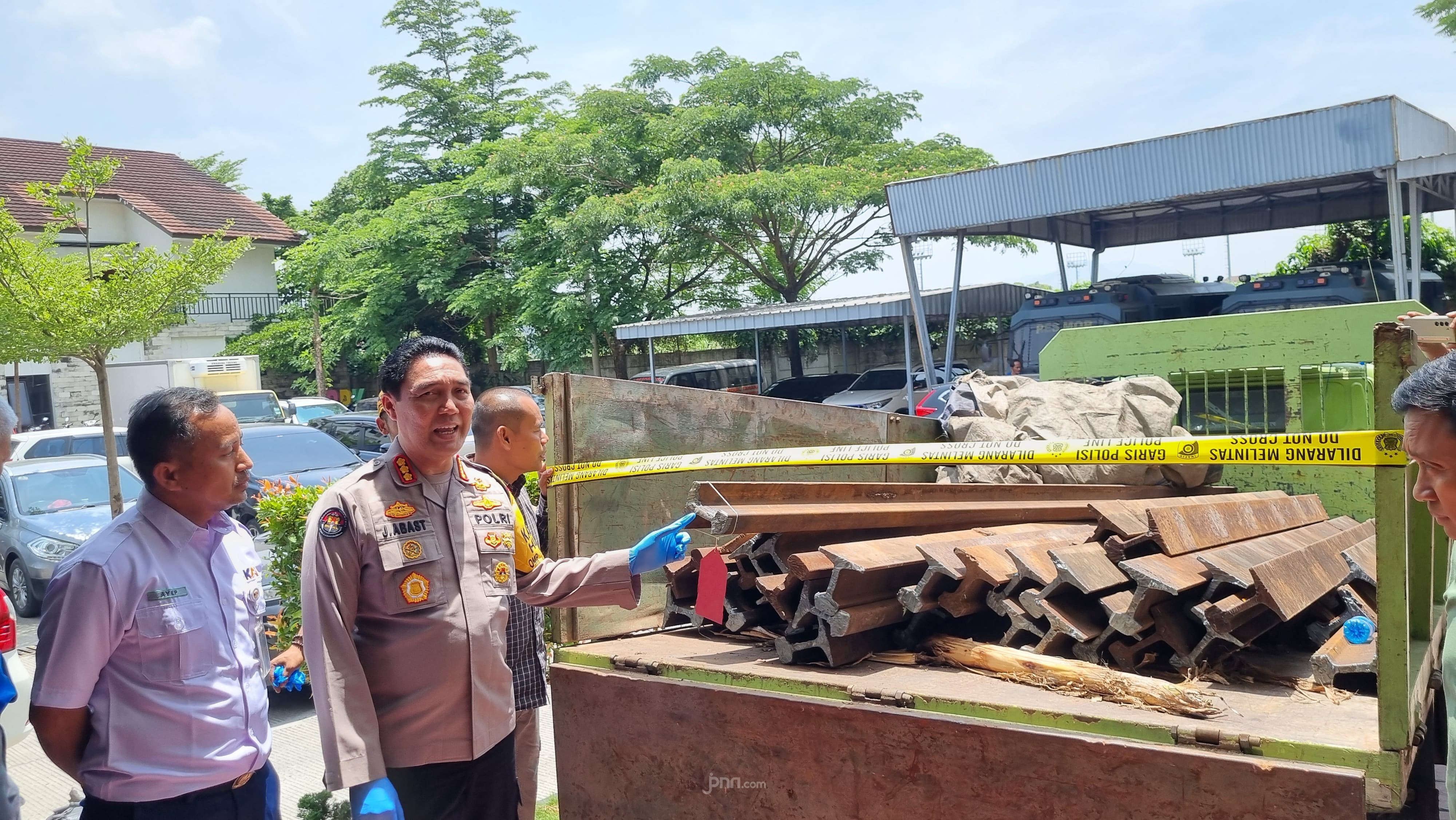 Komplotan Pencuri Rel Kereta di Bandung Barat Ditangkap, Begini Kronologinya