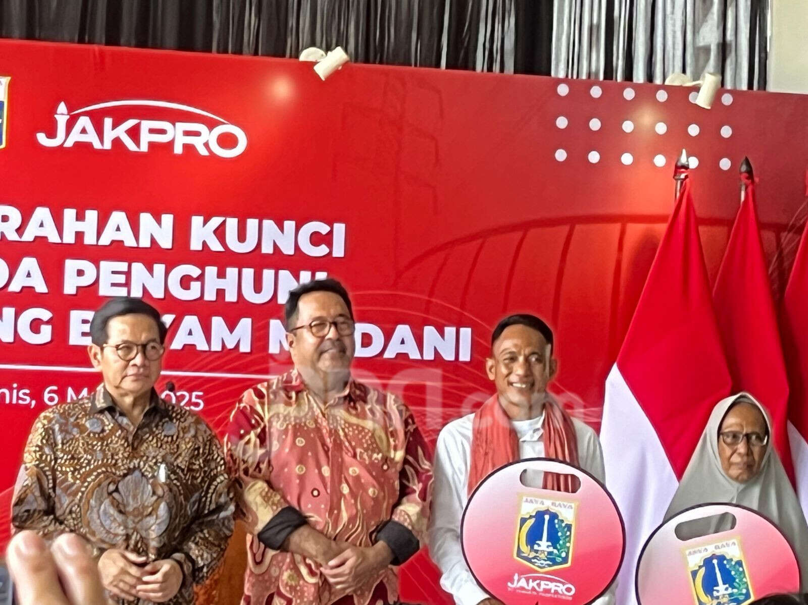 Pramono Serahkan Kunci Kepada Warga untuk Bisa Huni Rusun Kampung Susun Bayam