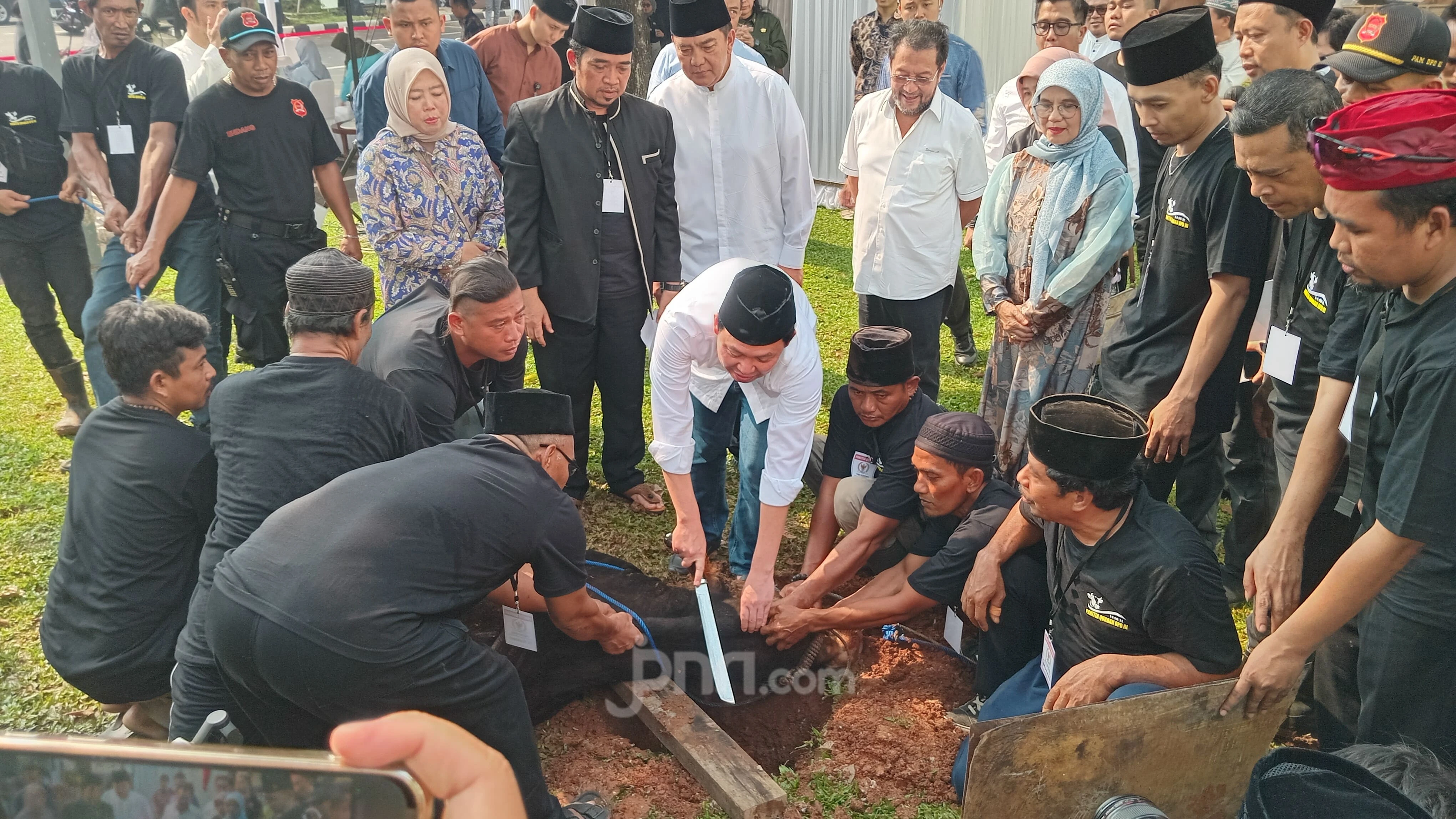 Sembelih Hewan Kurban, Ketua DPD RI: Nikmat Betul Potong Sendiri