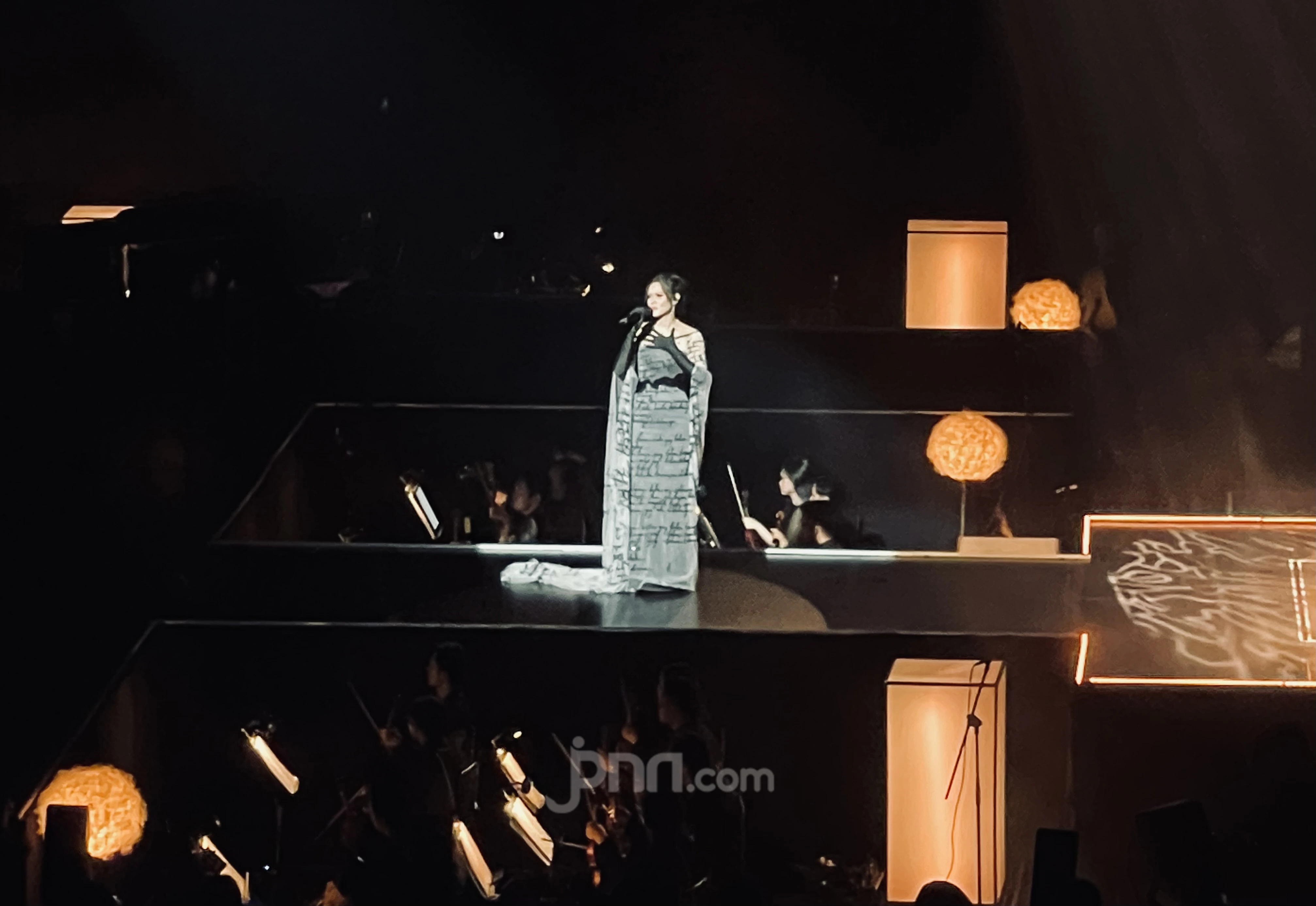 Duka Raisa di Konser Love & Let Go