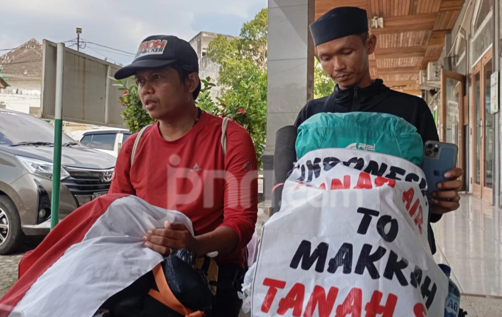 Niat Haji Tahun Depan, Pria Asal Depok Jalan Kaki ke Tanah Suci Sambil Bawa Batu Bacan