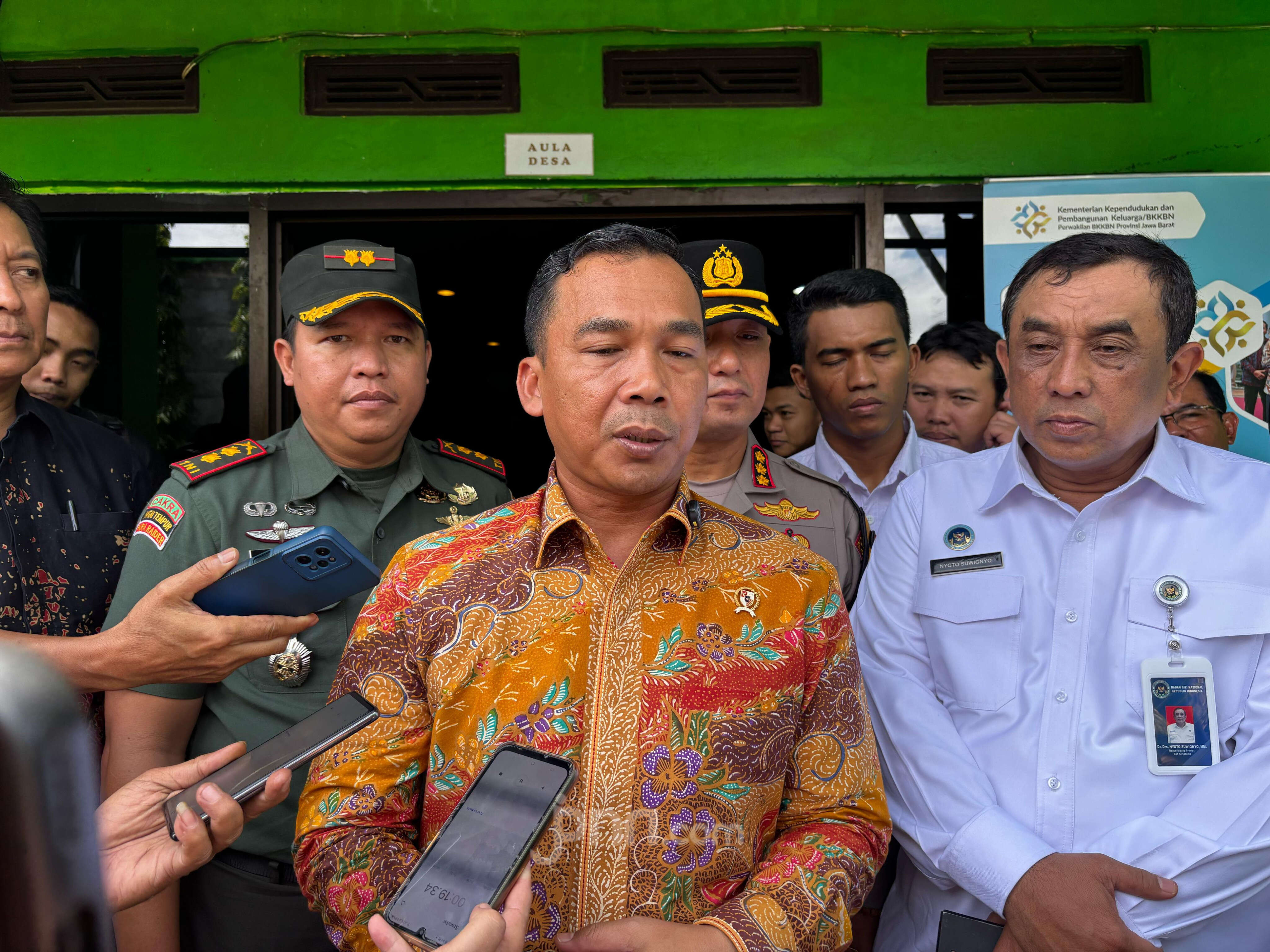 Menteri Wihaji Tinjau Simulasi MBG untuk Ibu Hamil dan Balita di Ciparay Bandung