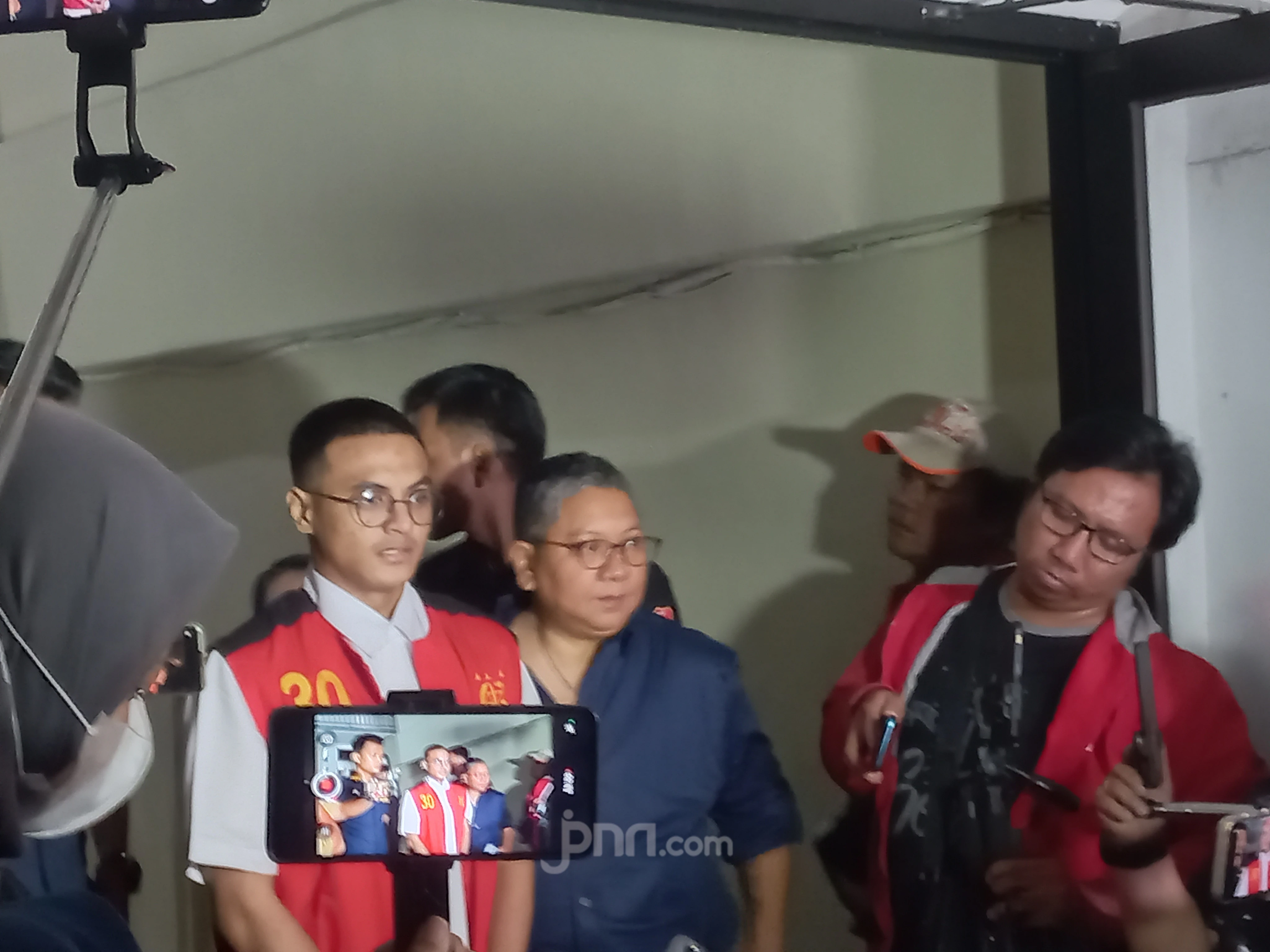 3 Berita Artis Terheboh: Saksi Kunci Kasus Asusila Vadel Dihadirkan, Dhani Buka-Bukaan