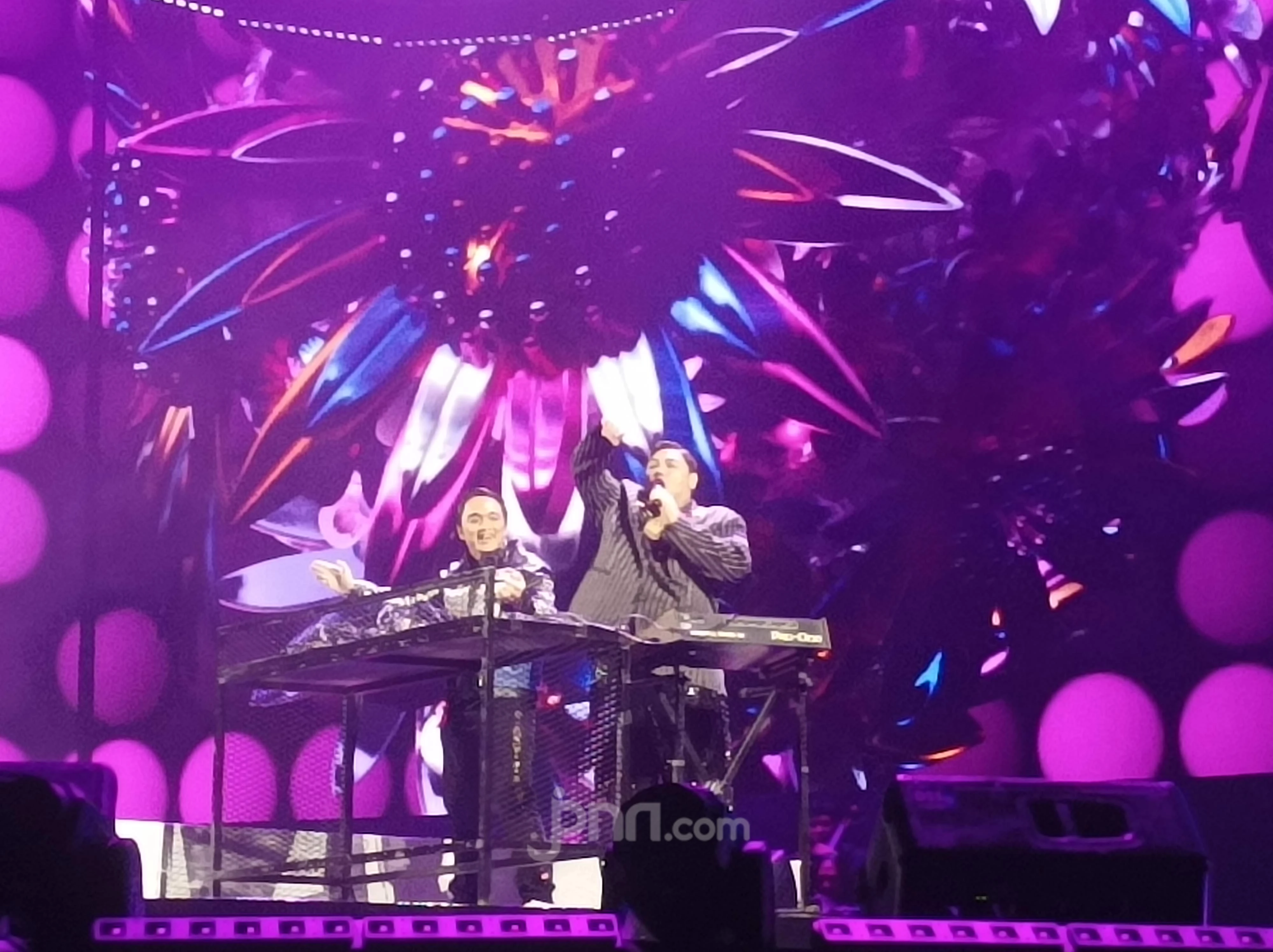 Kehebohan Penampilan Ivan Gunawan jadi Host DJ di Konser Rossa