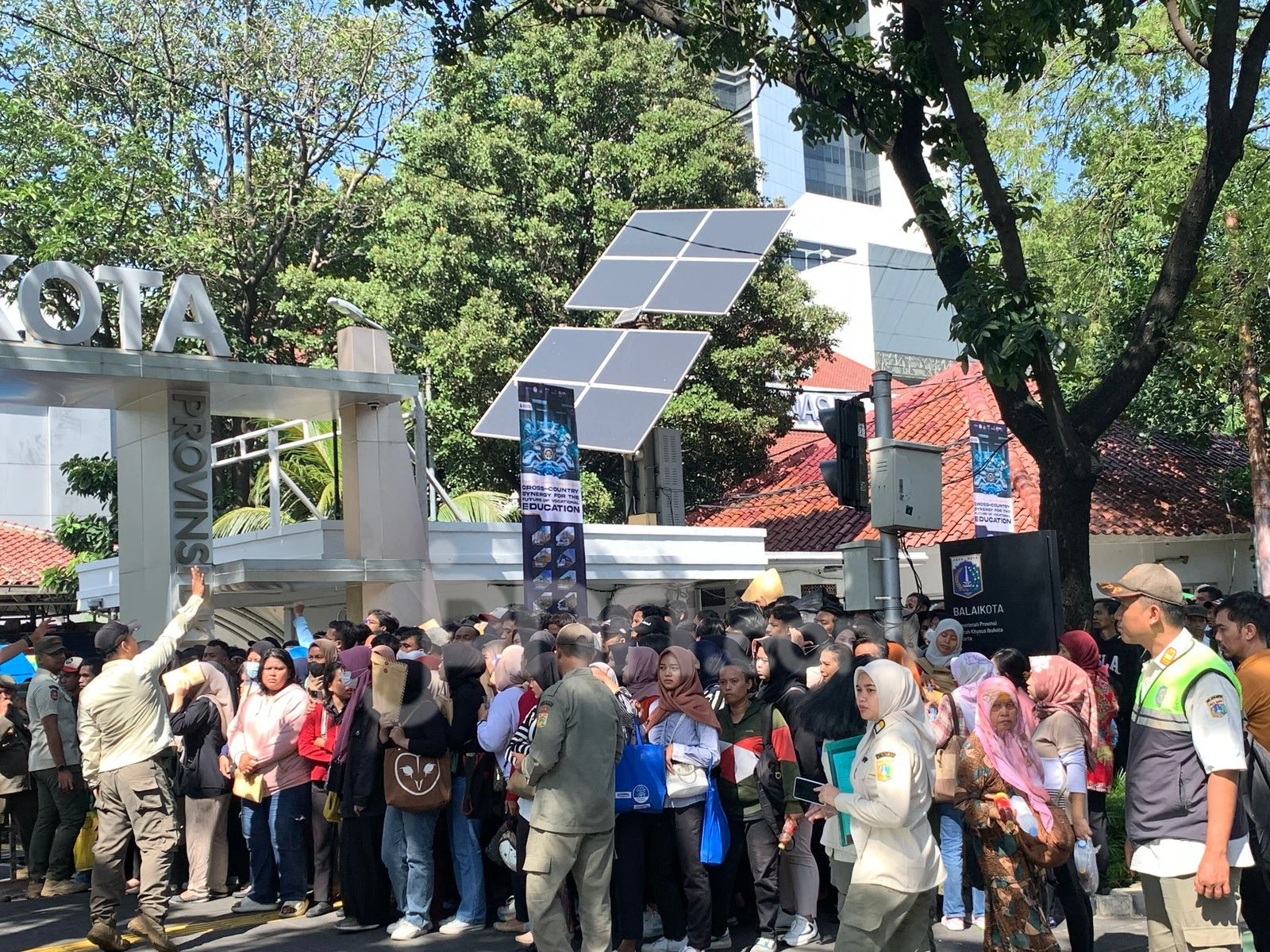 Pelamar PPSU hingga Damkar Mengular hingga ke Depan Balai Kota Jakarta, Ada yang Datang Sejak Subuh