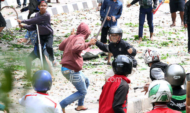 Viral Dua Pria 'Tuna Asmara' Duel dengan Sajam Sepakat Berdamai