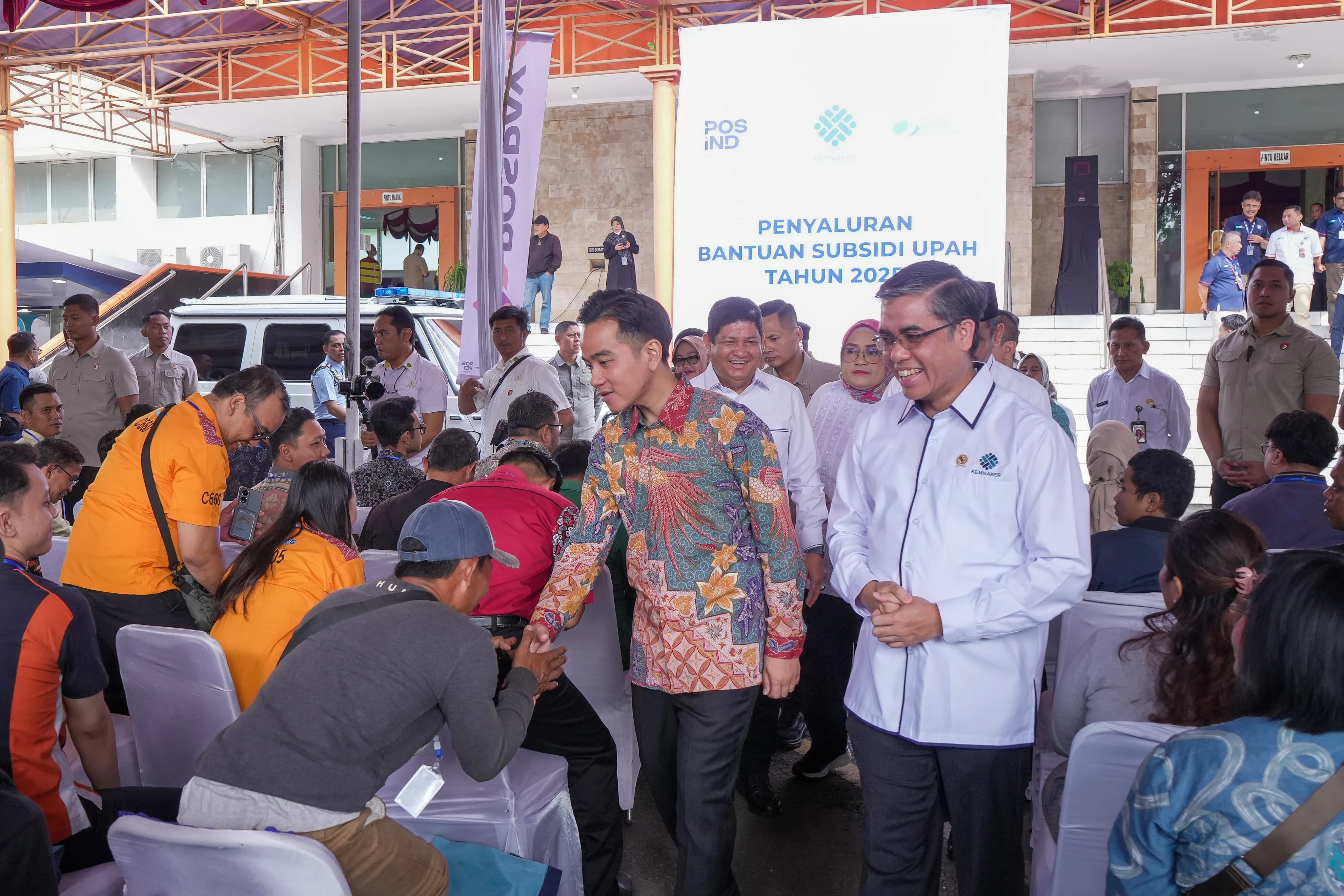 Didampingi Menaker Yassierli, Wapres Gibran Tinjau Penyaluran BSU di Kantor Pos Fatmawati
