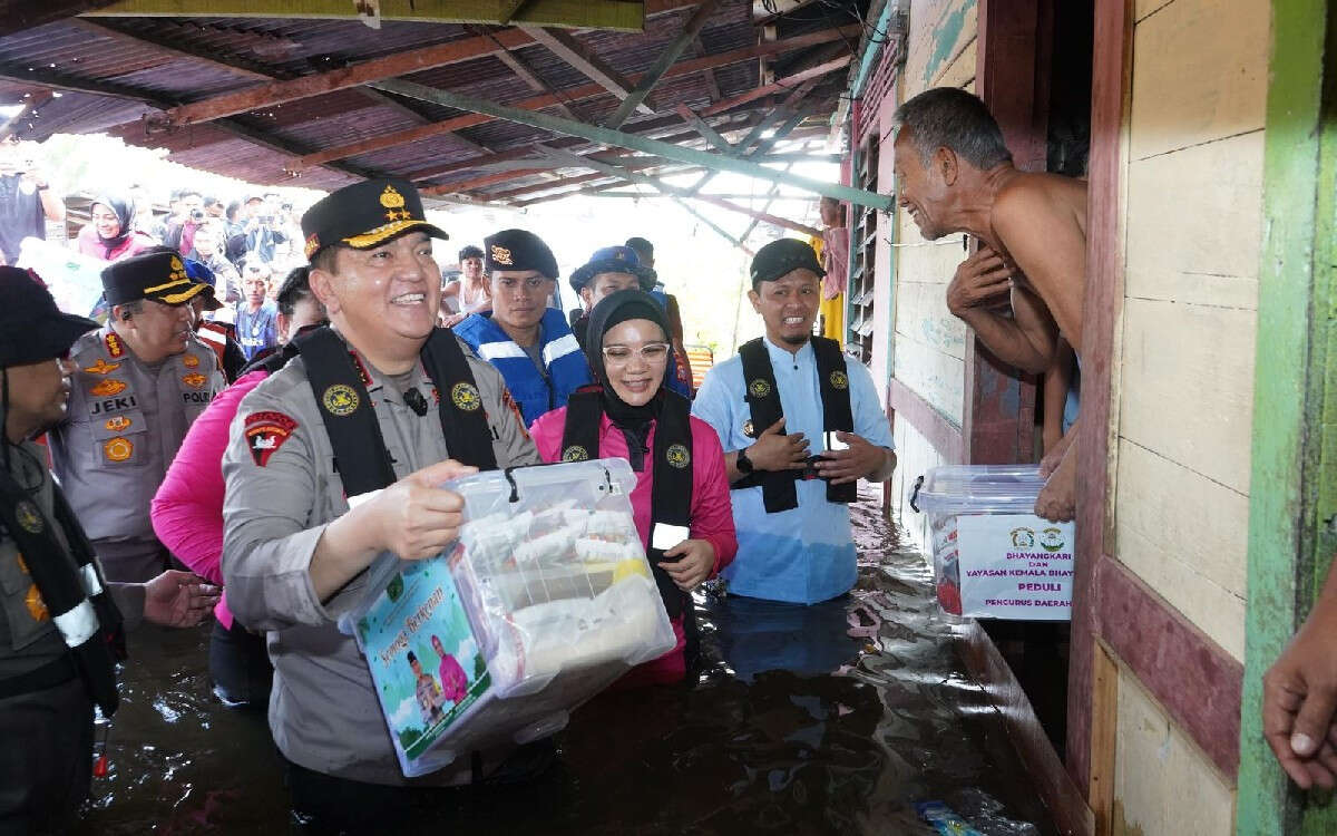 Irjen Iqbal Terjang Banjir Demi Antar Bantuan ke Pintu Rumah Warga