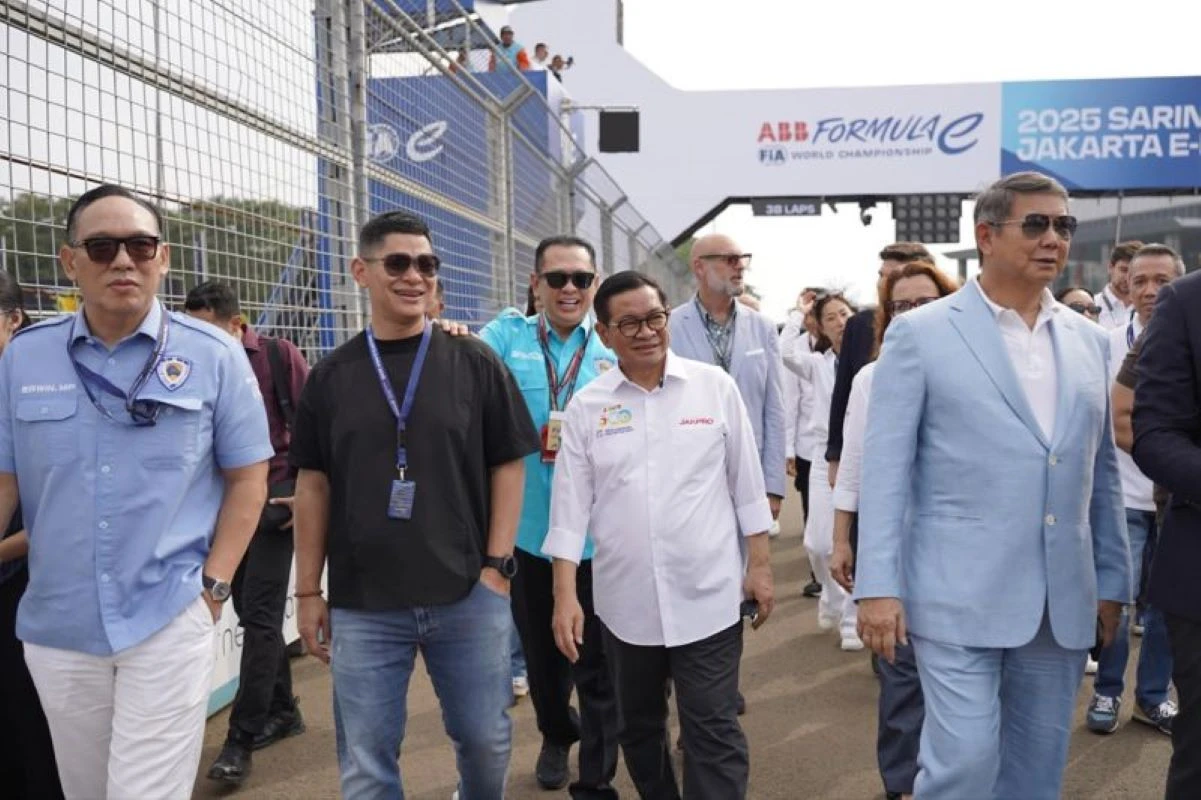 Lihat Itu Penampilan Pramono Saat Menonton Formula E di Ancol