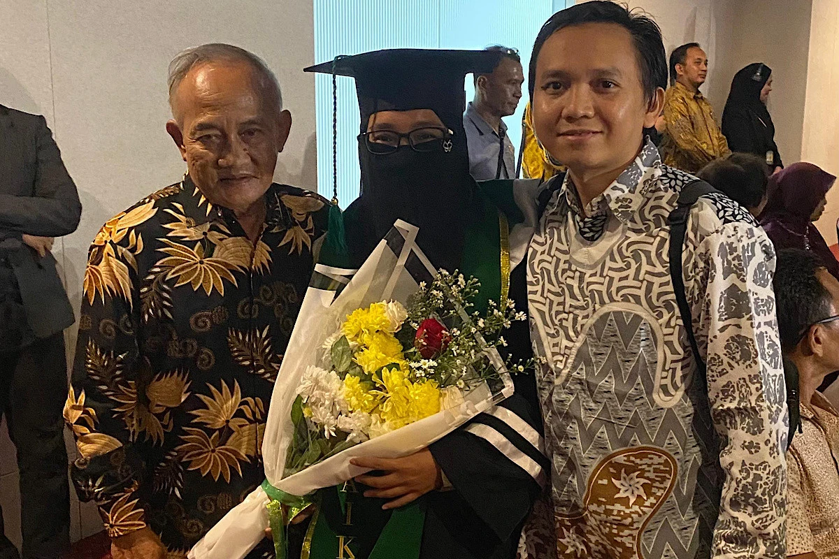 Perjuangan Devi Ariashinta Raih IPK Sempurna di Tengah Kesibukan IRT dan Influenser