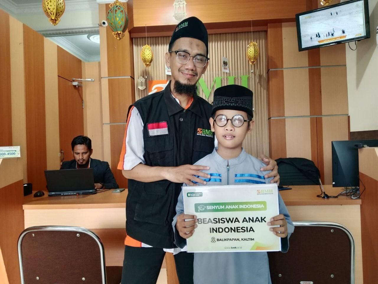 BMH Salurkan Bantuan Pendidikan bagi Anak Yatim Berpretasi