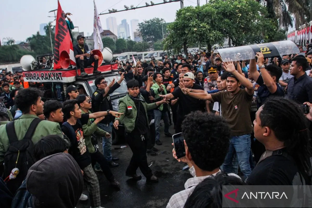 Aksi Berakhir Ricuh, Demonstran Tuntut Penangkapan Fadli Zon dan Batalkan Buku Sejarah