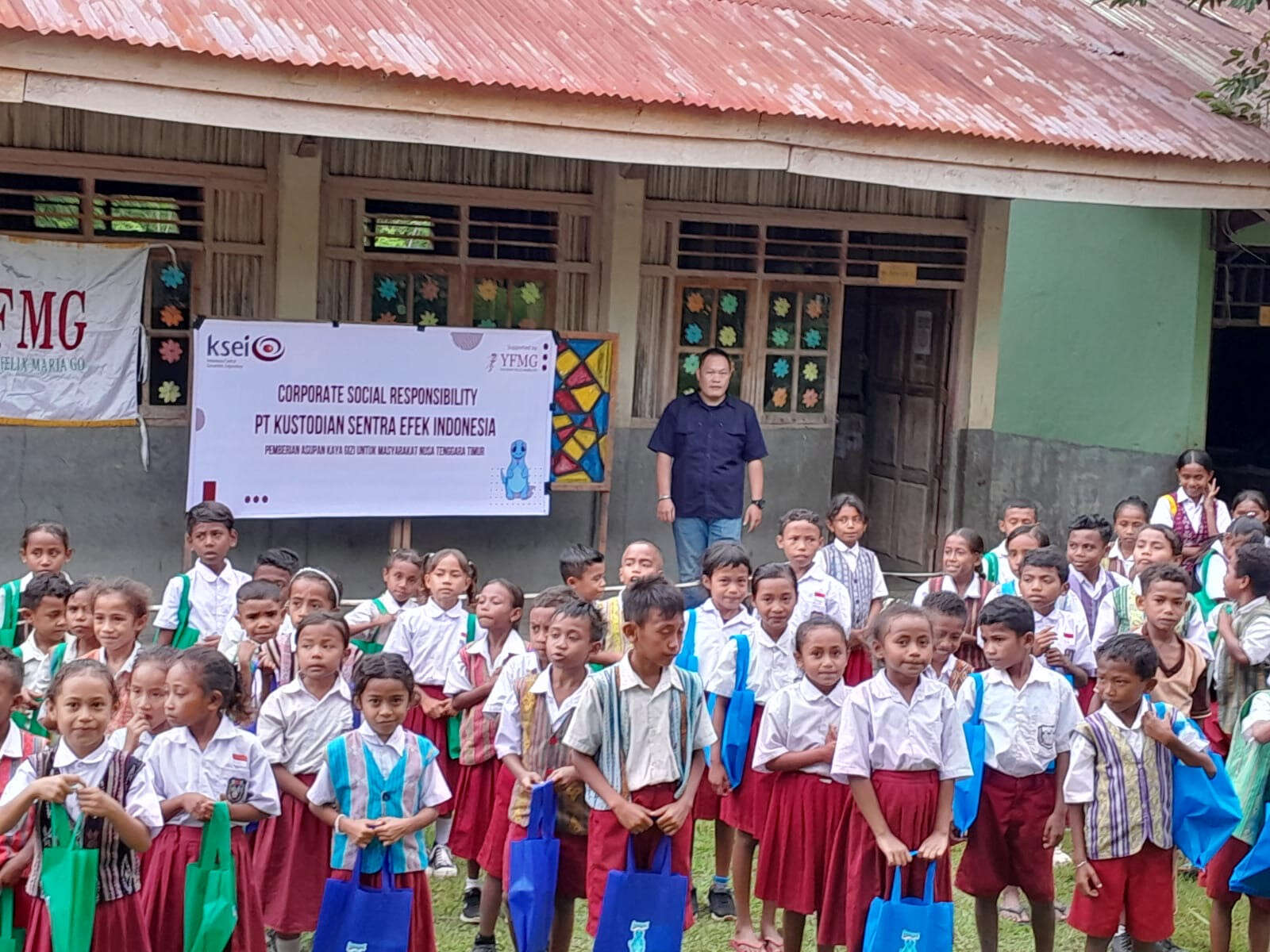 PT KSEI Gandeng Yayasan Felix Maria Go Bagikan Susu dan Biskuit Bergizi di NTT