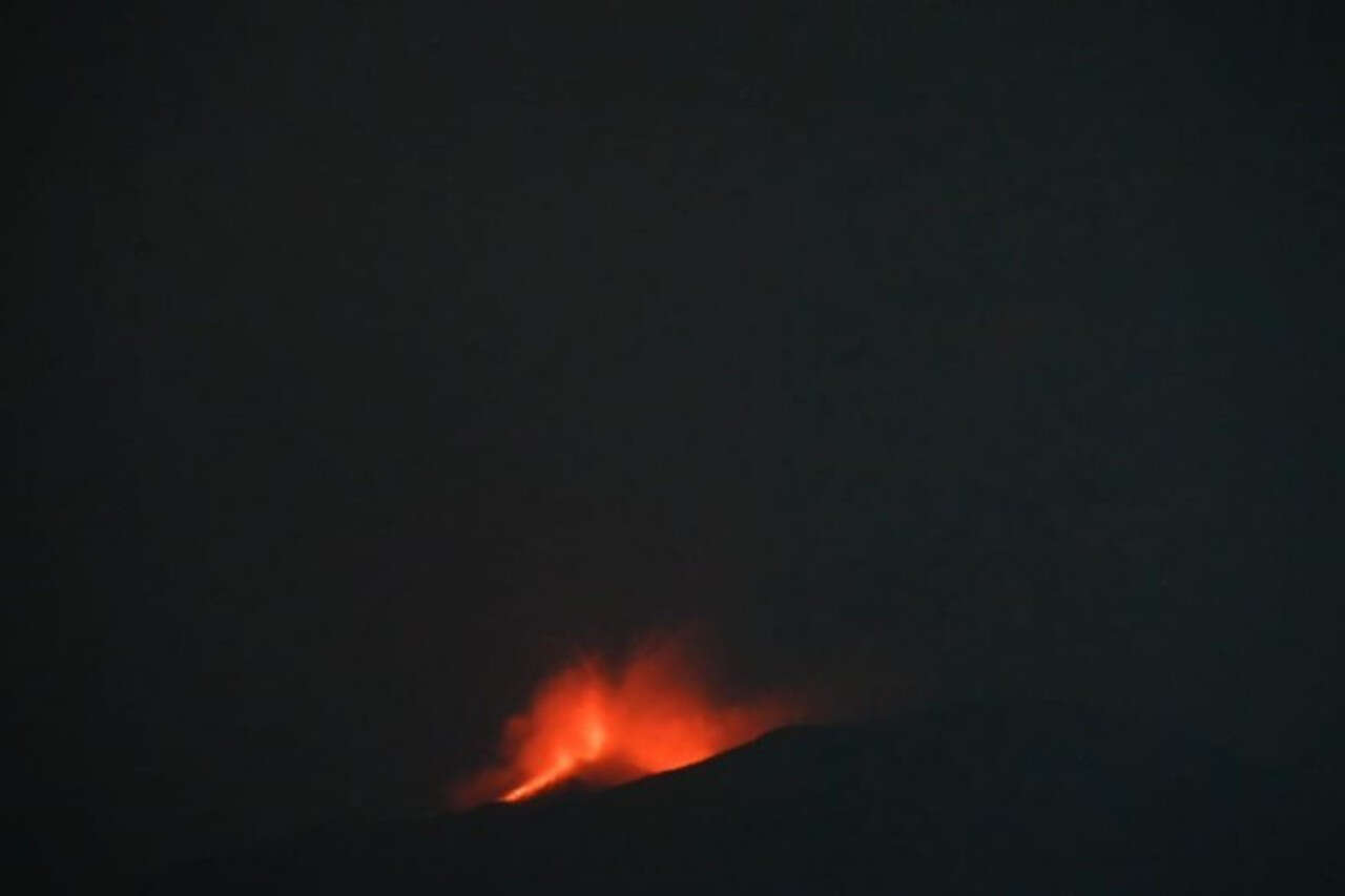 Status Masih Awas, Gunung Ibu Meluncurkan Lava Pijar Setinggi 300 Meter