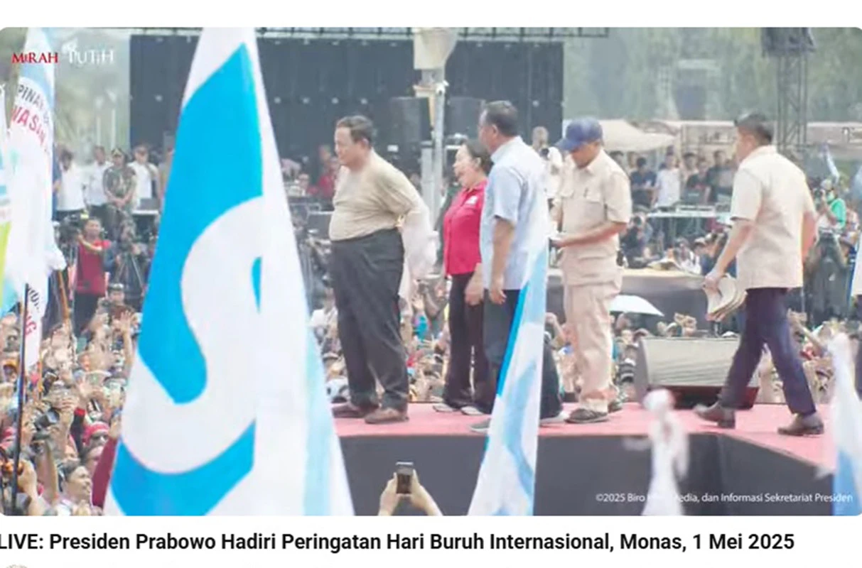 Lihatlah Aksi Presiden Prabowo Melepas Kemeja di Depan Buruh
