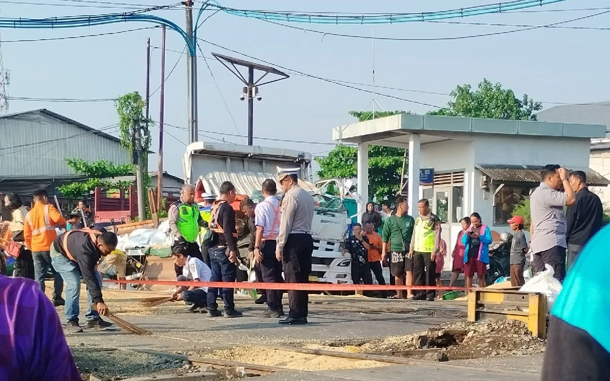 Truk Tersambar KA Harina, Palang Pintu Diduga Belum Tertutup