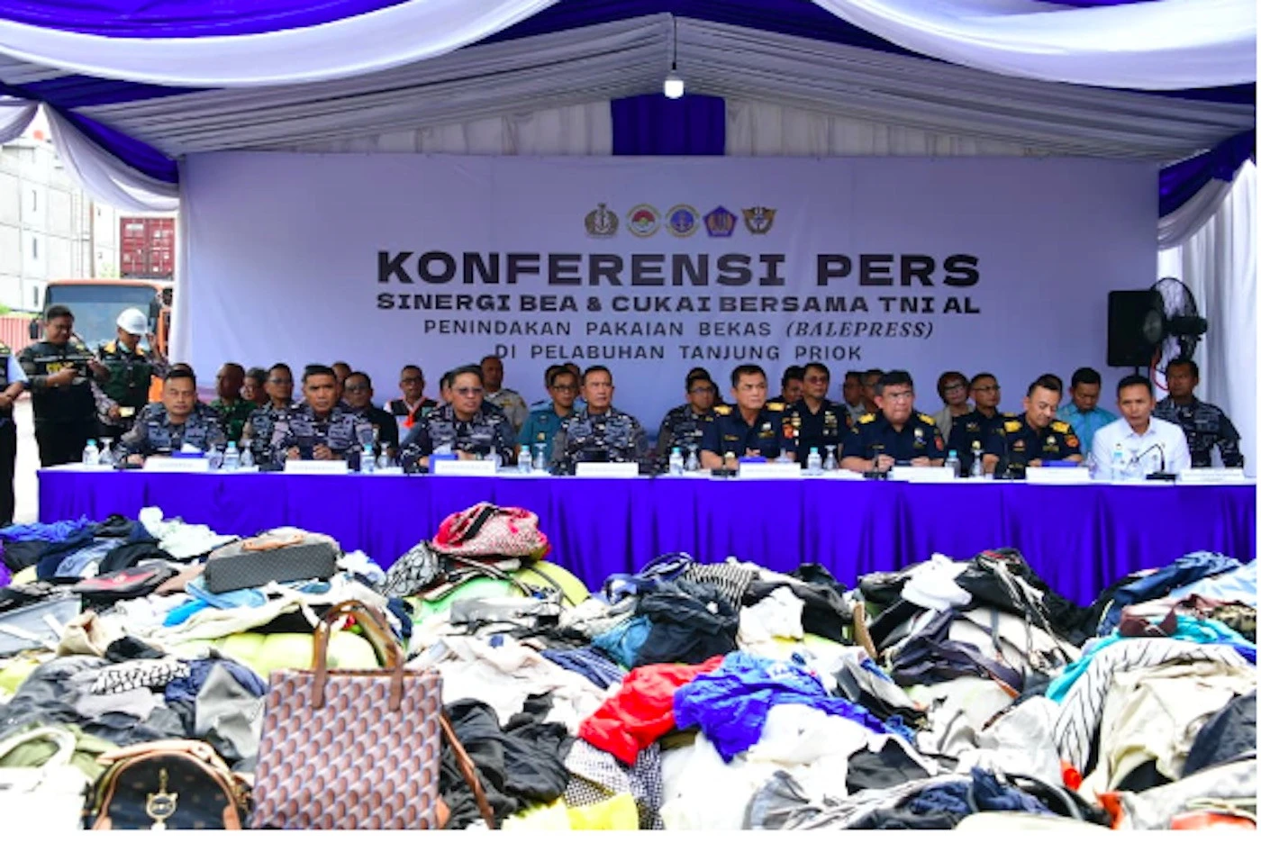 TNI AL dan Bea Cukai Gagalkan Penyelundupan Pakaian Bekas Bernilai Miliaran Rupiah