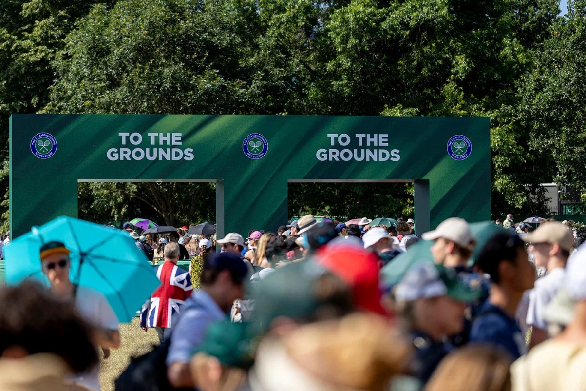 Wimbledon 2025: Carlos Alcaraz Butuh 277 Menit Tembus 64 Besar, Penonton Kehausan