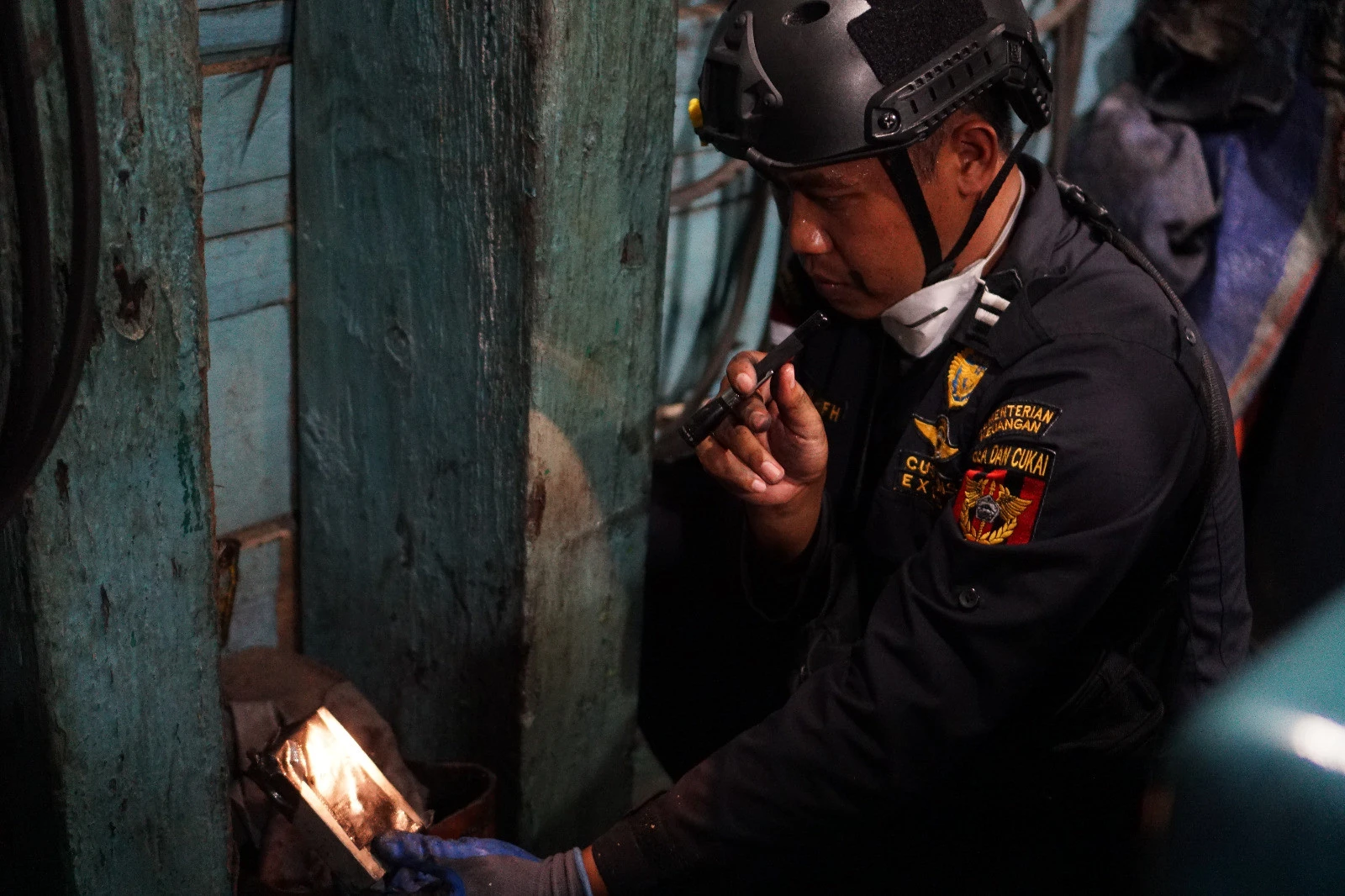 Bea Cukai Dumai Gagalkan Penyelundupan 6.800 Batang Kayu Teki & Amankan 13 PMI Ilegal