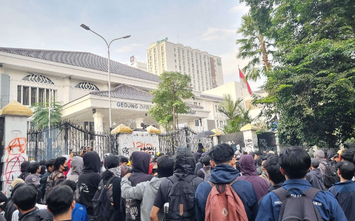 Demo Tolak UU TNI di Gedung DPRD Jabar Diwarnai Ledakan