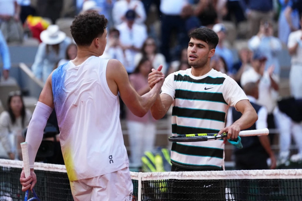 Roland Garros 2025: Carlos Alcaraz dan Iga Swiatek Selamat